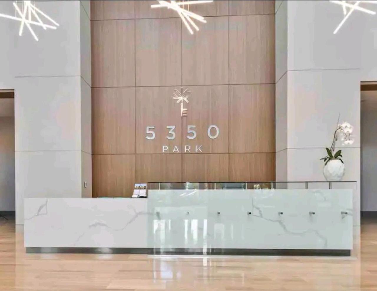Stylish 1-Bedroom Getaway Apt- pool & gym
