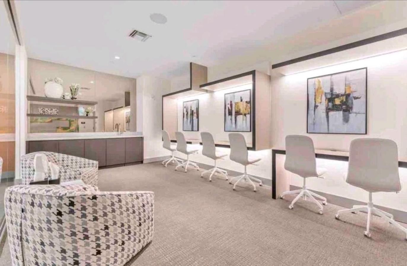 Stylish 1-Bedroom Getaway Apt- pool & gym