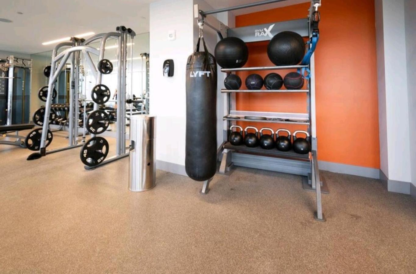Stylish 1-Bedroom Getaway Apt- pool & gym