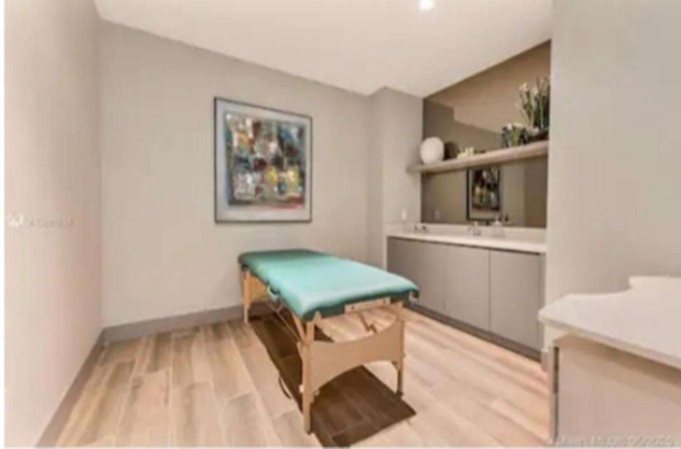 Stylish 1-Bedroom Getaway Apt- pool & gym
