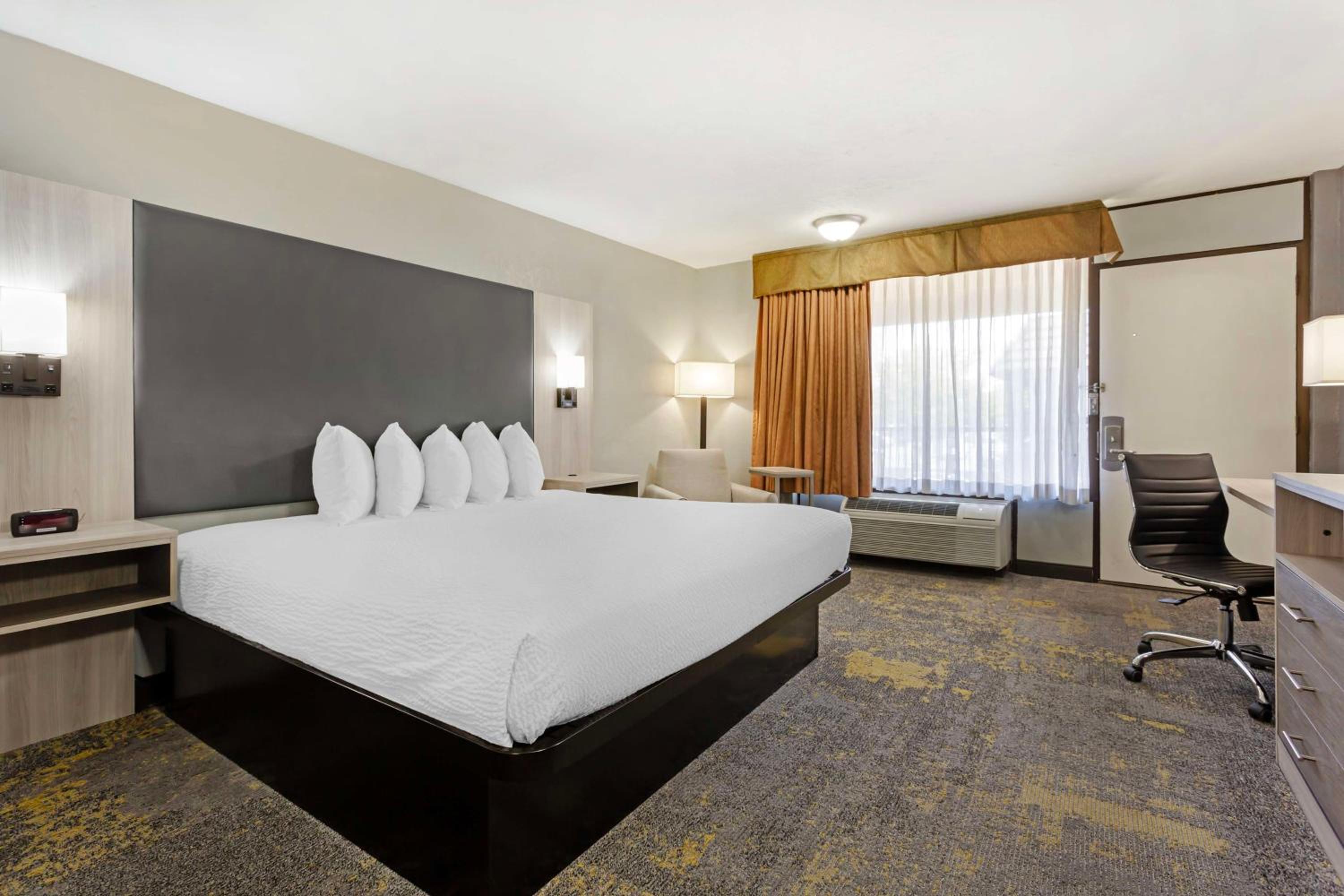 Logan Vacations - Best Western Plus Weston Inn - Property Image 43
