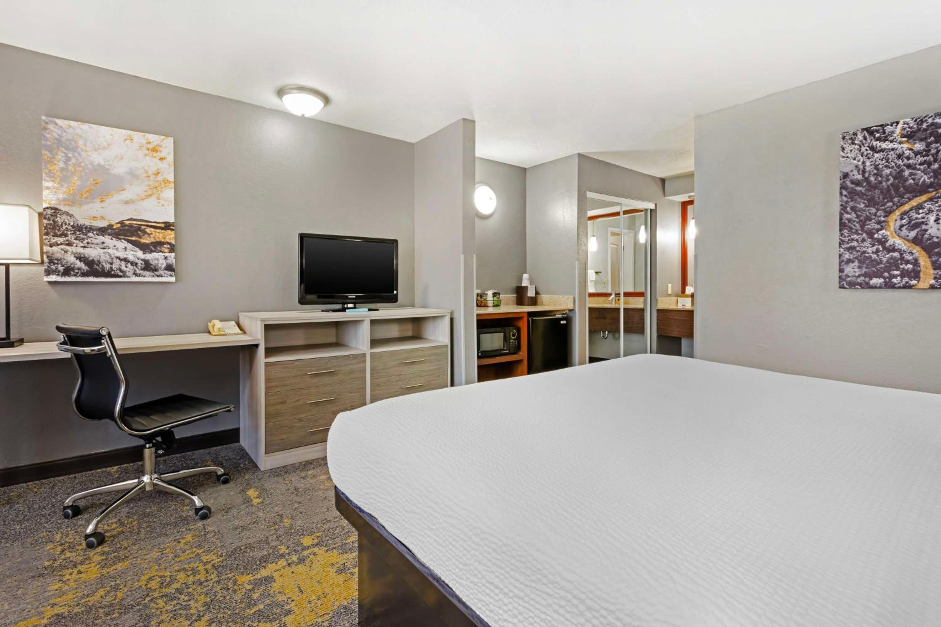 Logan Vacations - Best Western Plus Weston Inn - Property Image 12