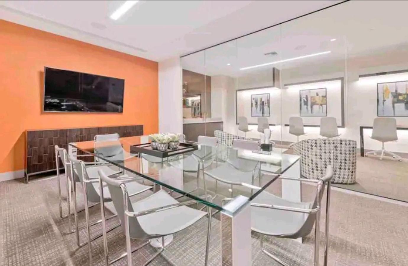 Stylish 1-Bedroom Getaway Apt- pool & gym