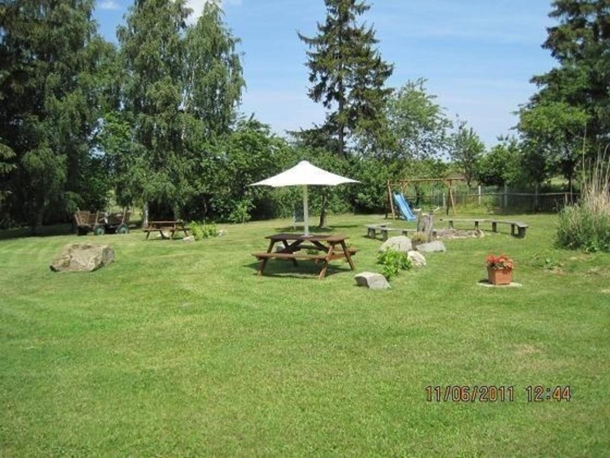 Große Ferienwohnung in Dargen mit Großem Garten - b56996
