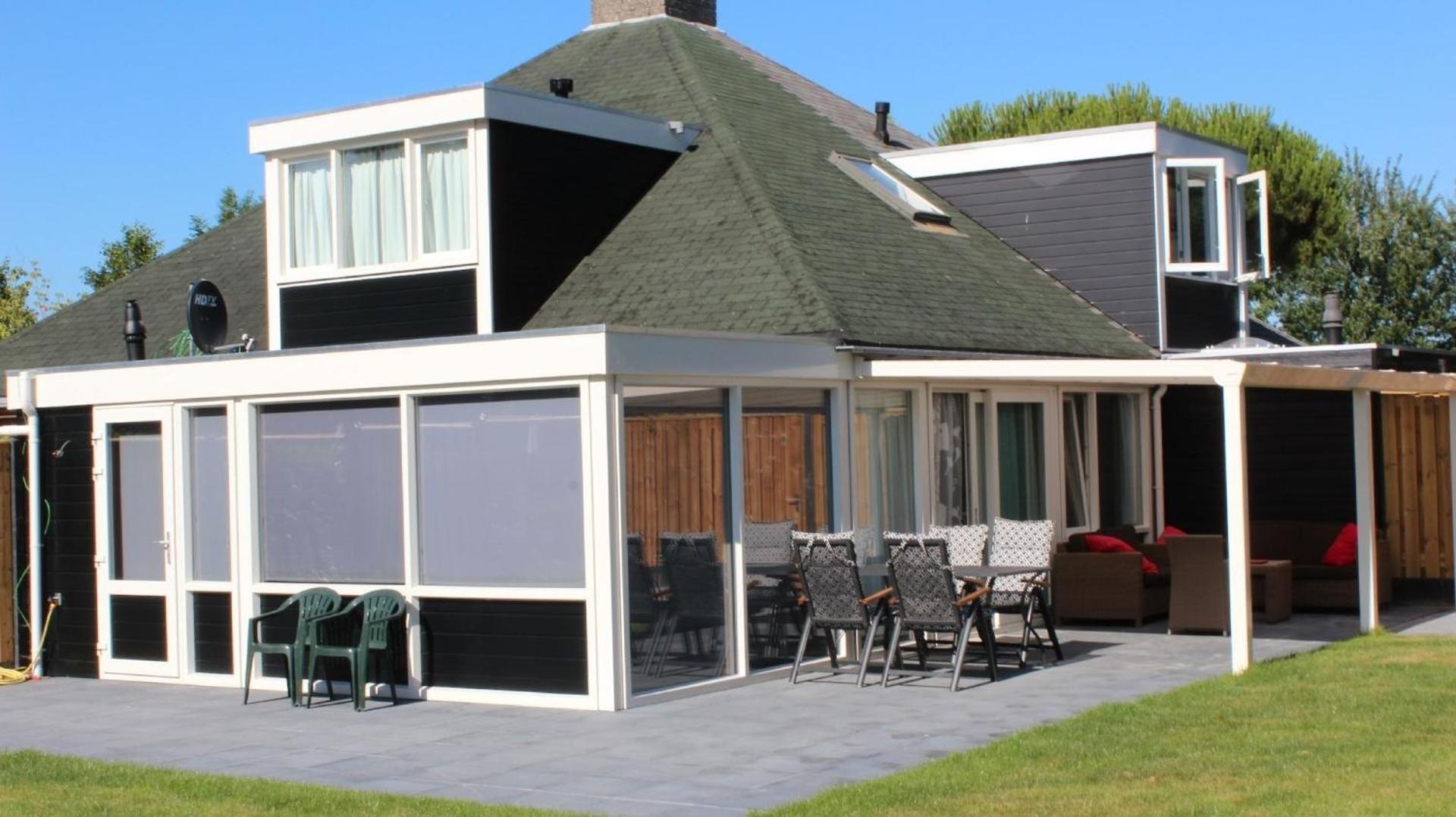 Nettes Ferienhaus in Stavenisse mit Terrasse und Grill view 2
