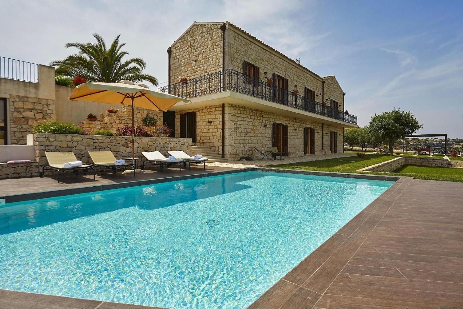 Komfortable Villa auf einem Felsvorsprung mit Blick auf die Cava d'Ispica mit Sonnenterrasse und Pool view 2