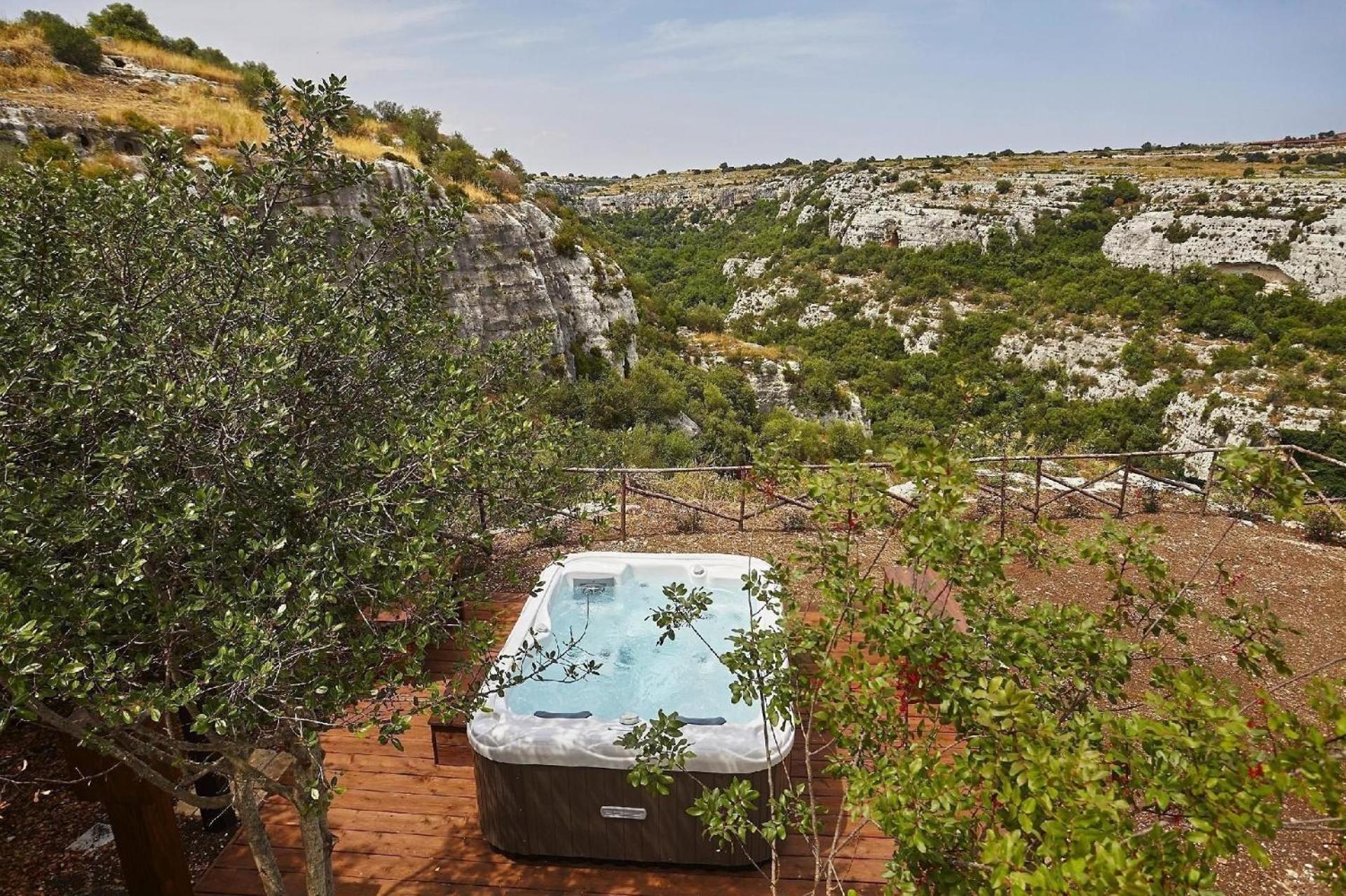 Komfortable Villa auf einem Felsvorsprung mit Blick auf die Cava d'Ispica mit Sonnenterrasse und Pool view 3