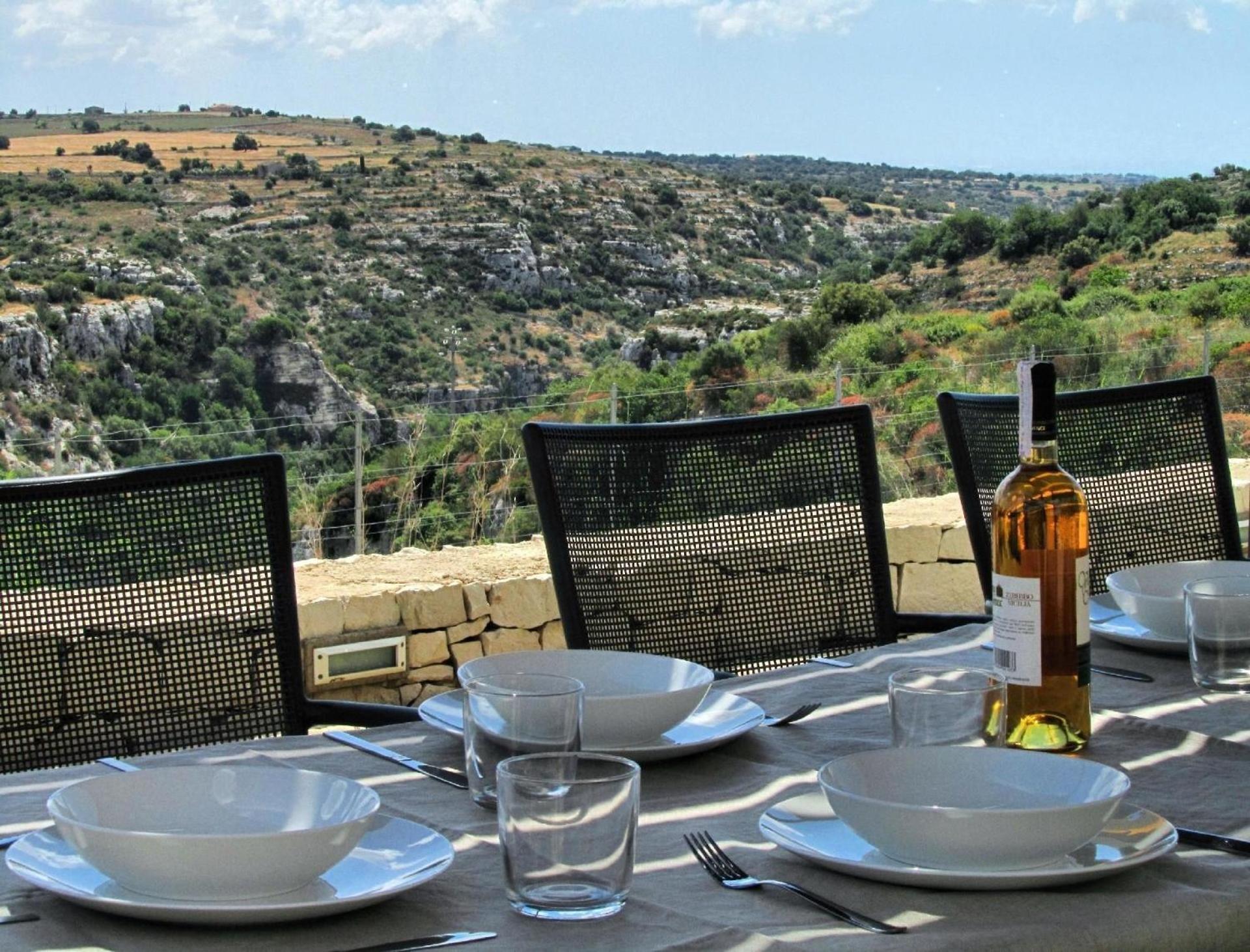 Komfortable Villa auf einem Felsvorsprung mit Blick auf die Cava d'Ispica mit Sonnenterrasse und Pool view 5
