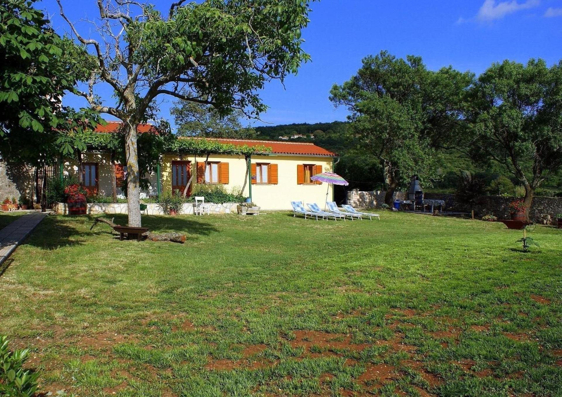 Charmantes Ferienhaus In Bartići Mit Terrasse view 3