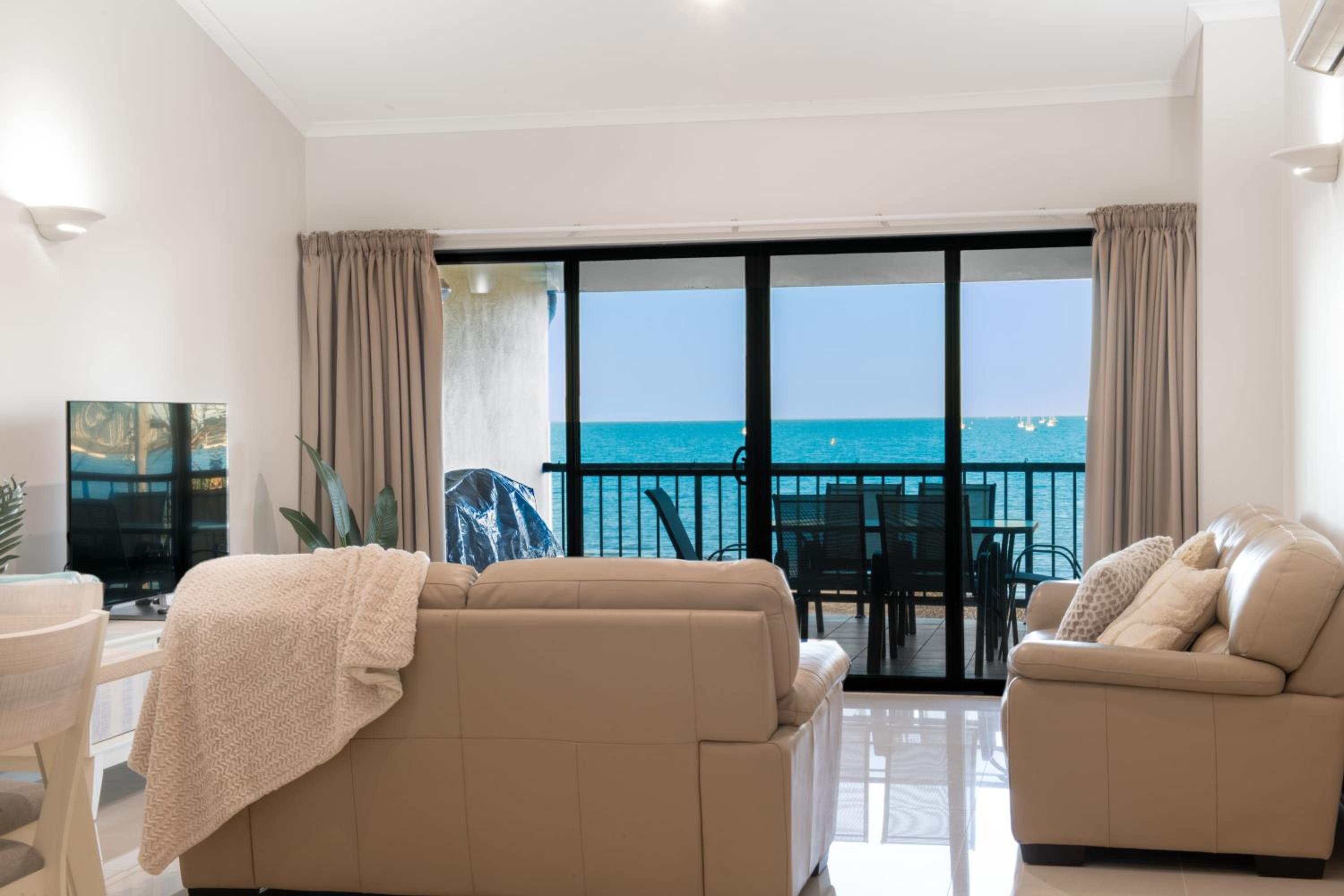 Whitsunday Beachfront Apartment on Coral Esplanade
