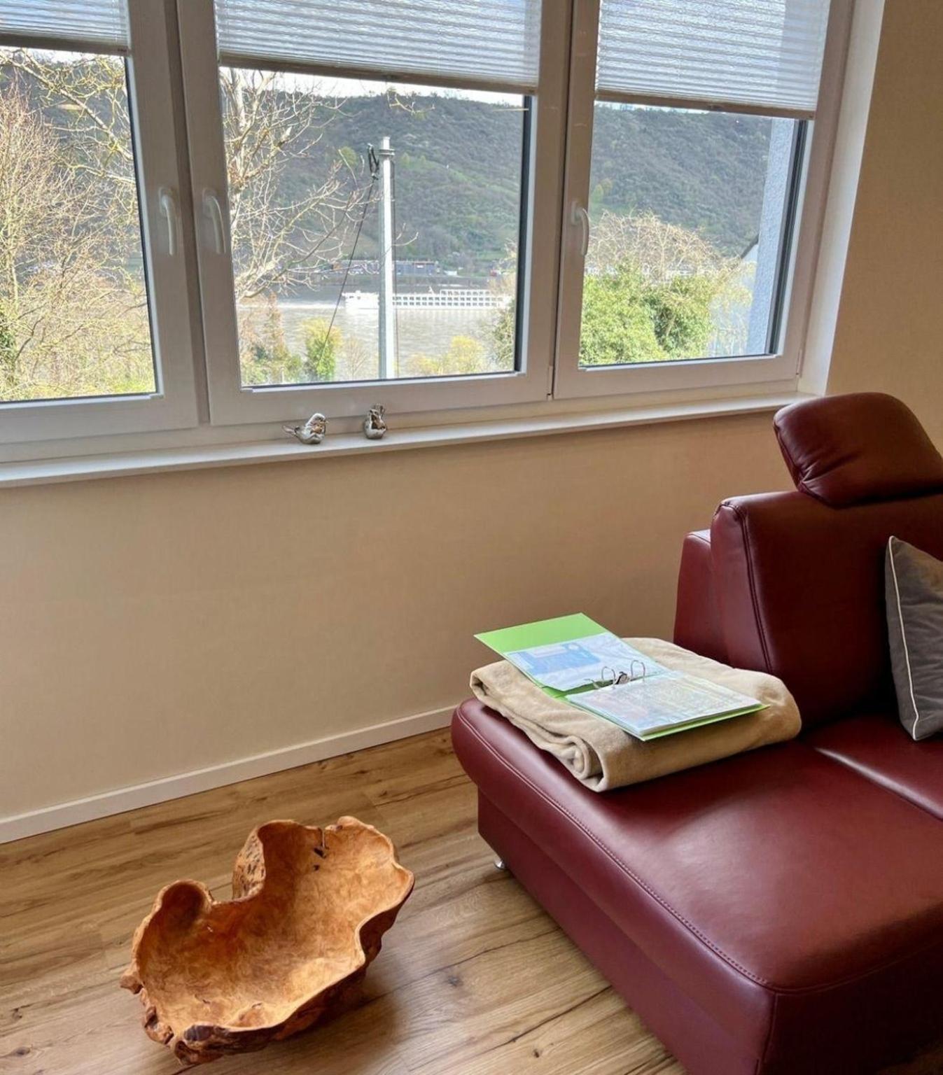 Moderne Wohnung mit Parkplatz und Rheinblick