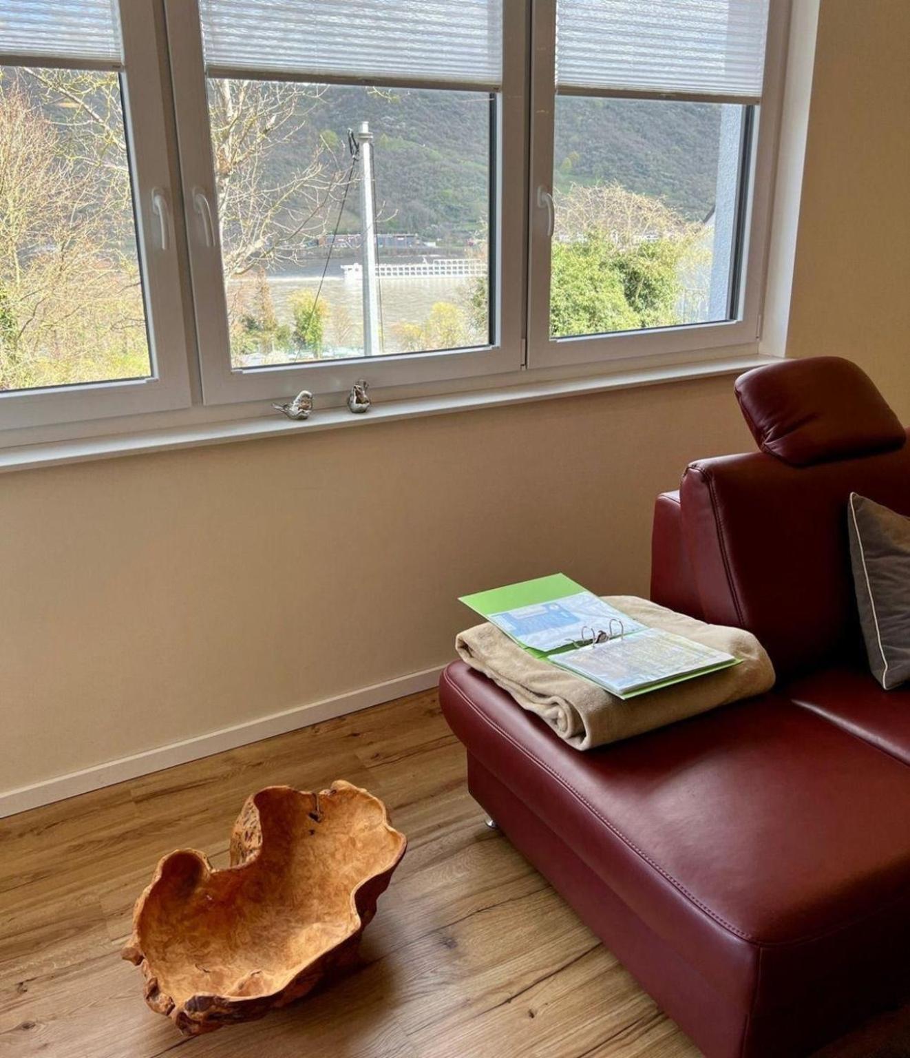 Moderne Wohnung mit Parkplatz und Rheinblick