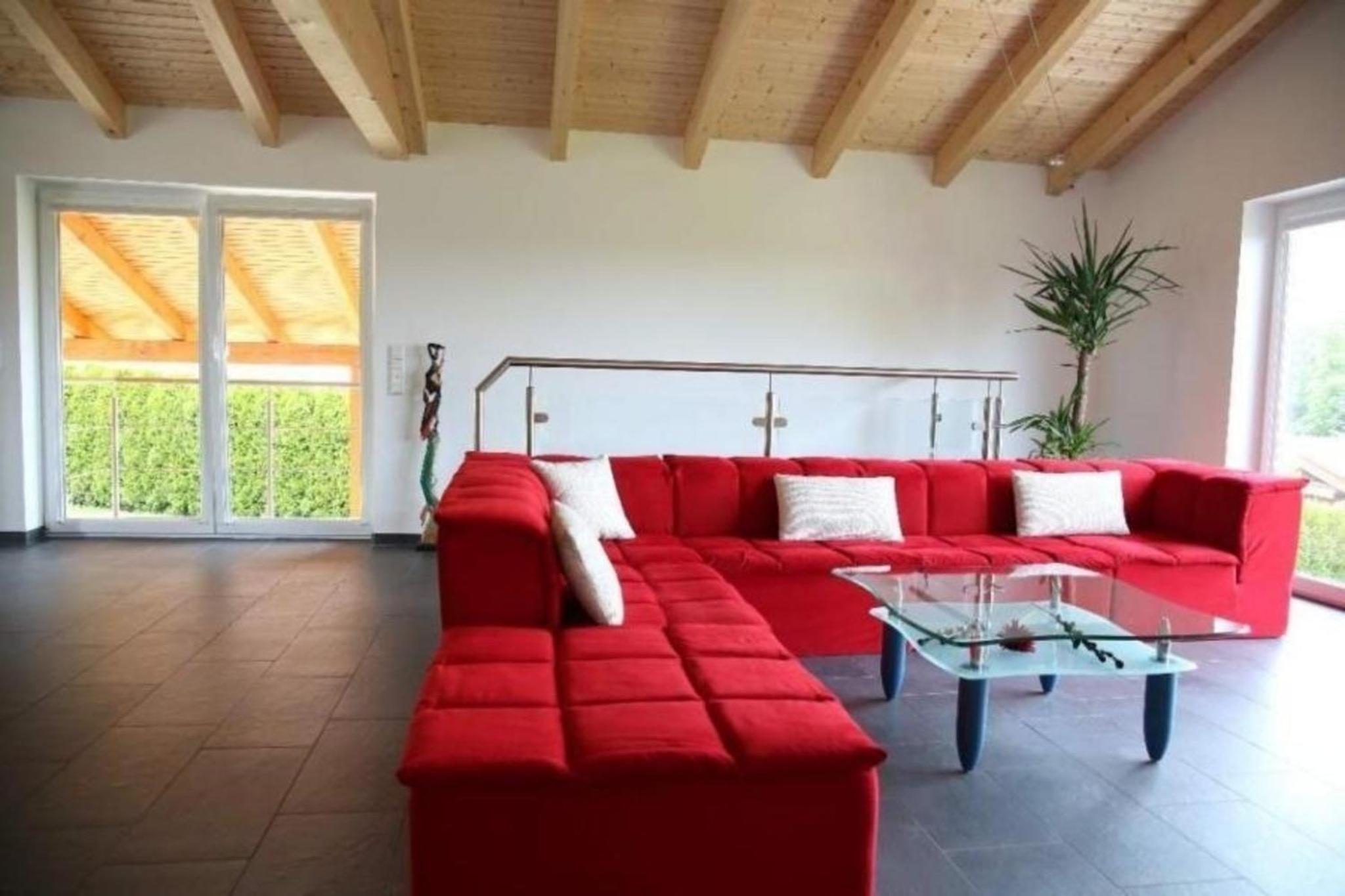 Moderne Luxusvilla in Naturlage am Miltenberg, modernes Interieur, Profiküche