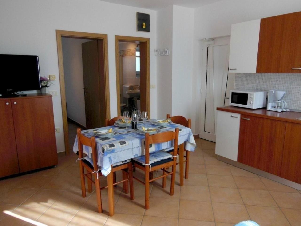 Klimatisierte Wohnung in Zambratija mit Gepflegtem Garten