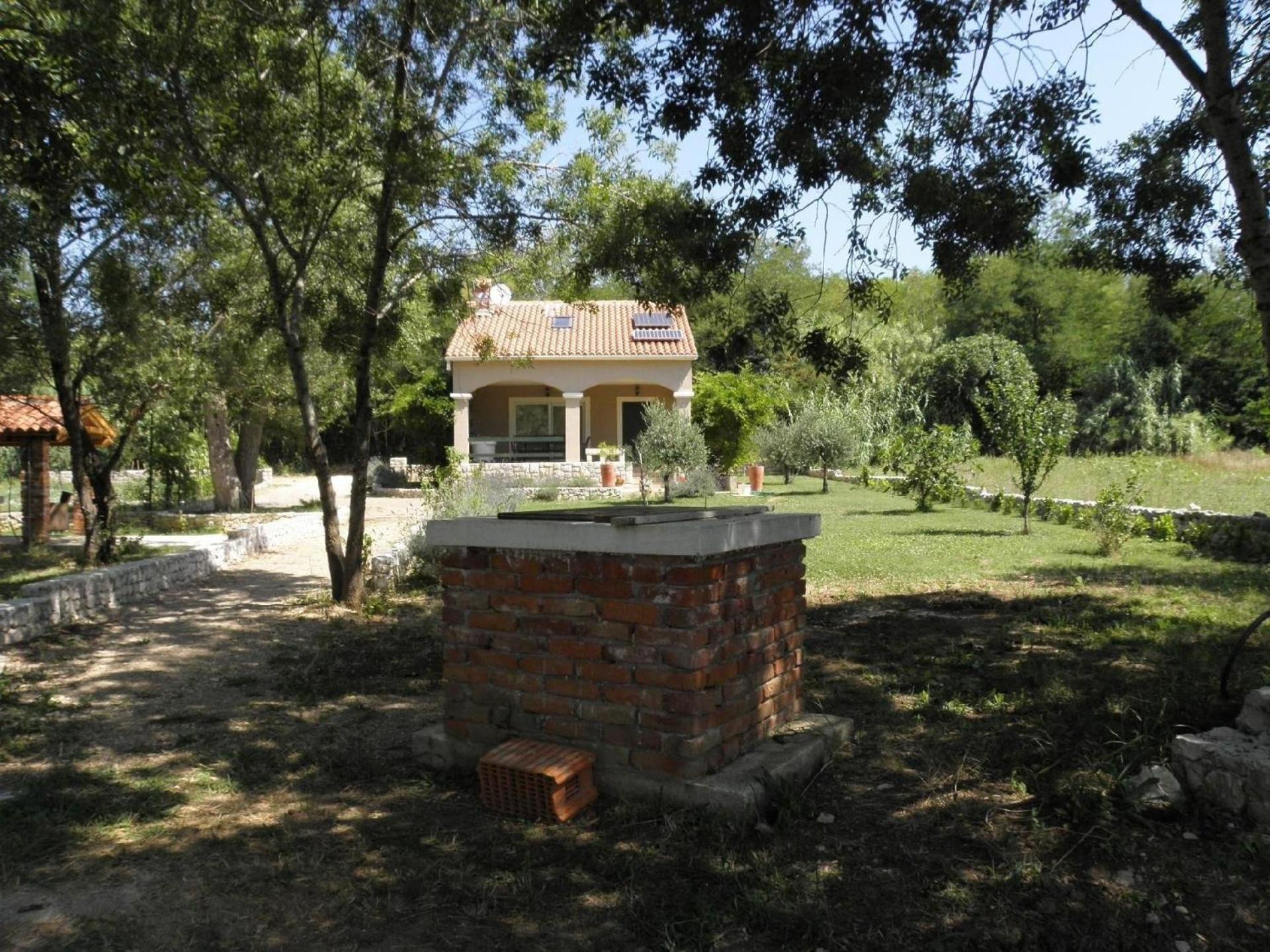 Am Fluss Gelegenes Haus Mit Galerieschlafplätzen