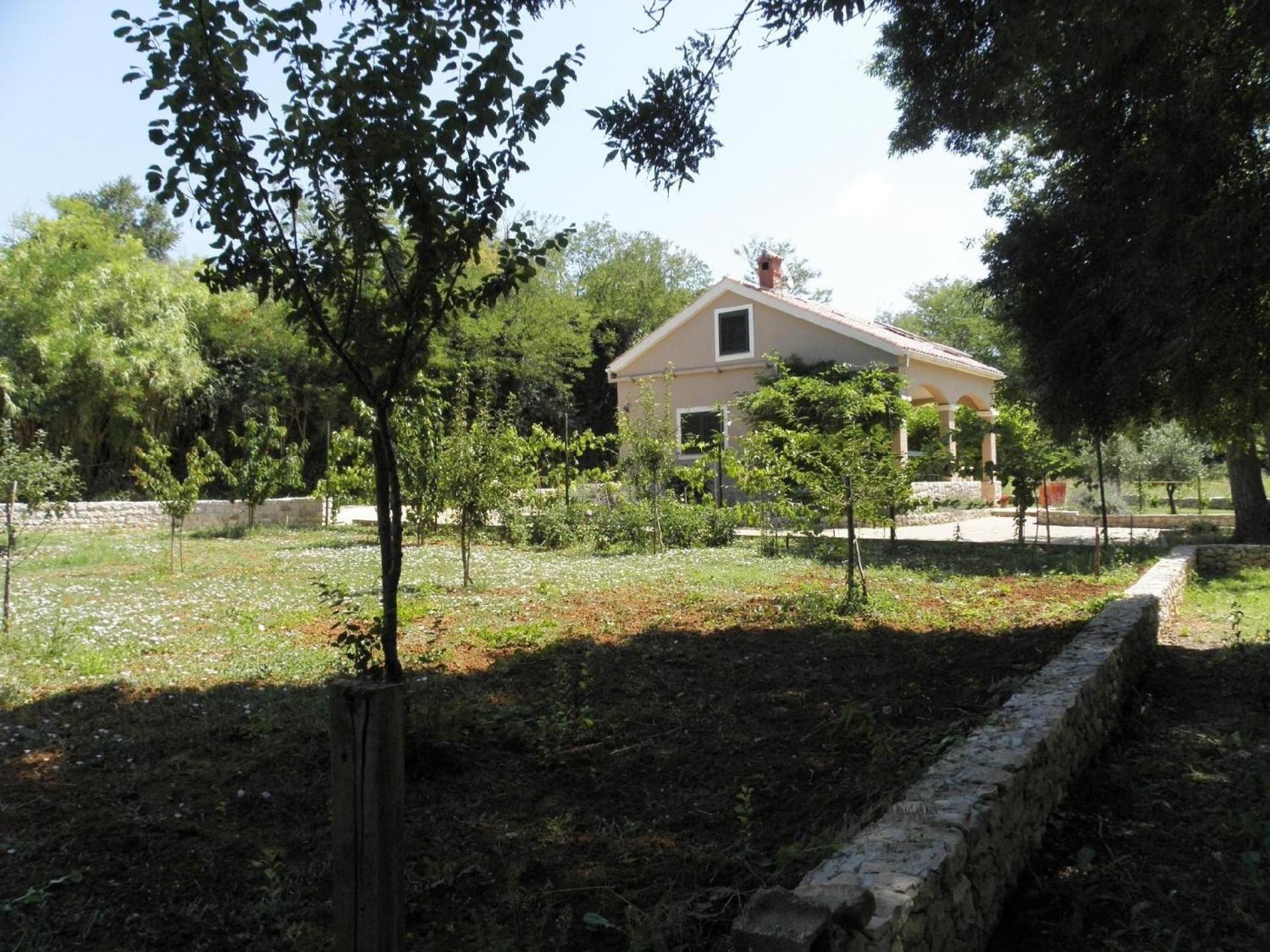 Am Fluss Gelegenes Haus Mit Galerieschlafplätzen