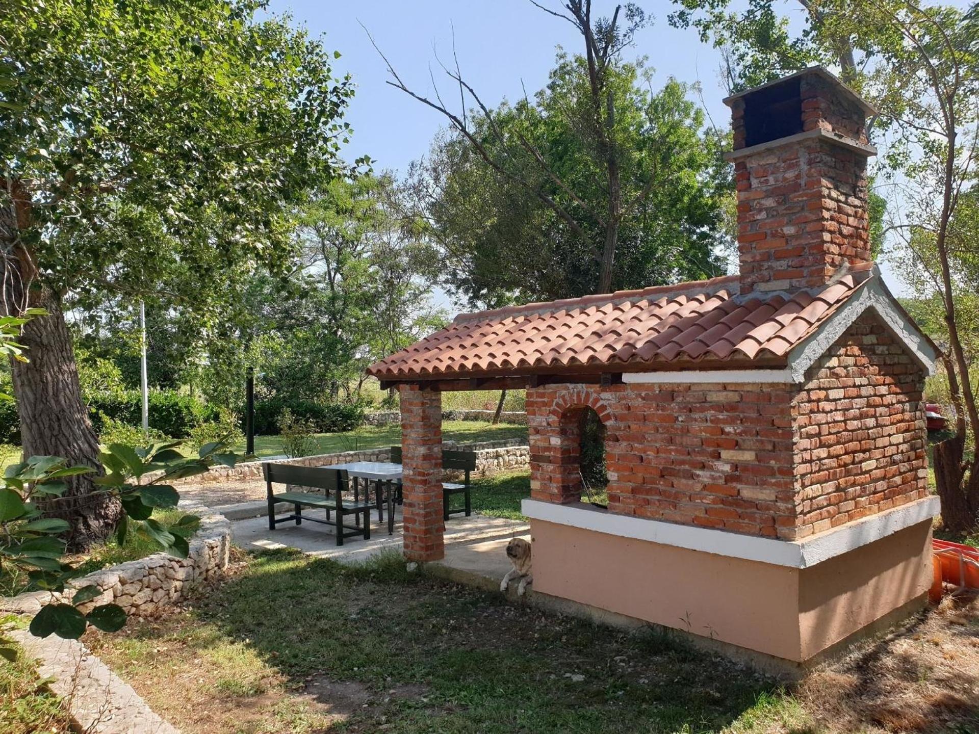 Am Fluss Gelegenes Haus Mit Galerieschlafplätzen