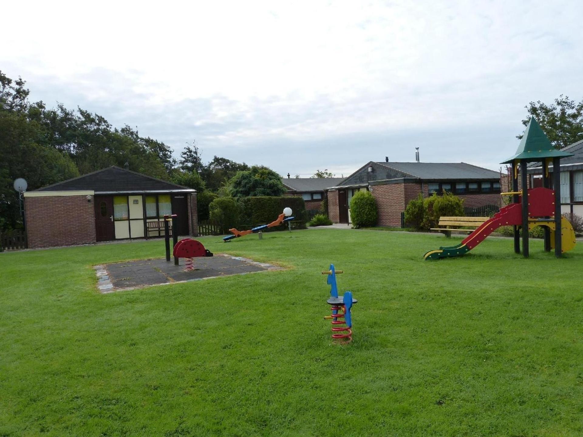 Ferienbungalow mit Terrasse in einem kleinen Ferienpark mit See view 2