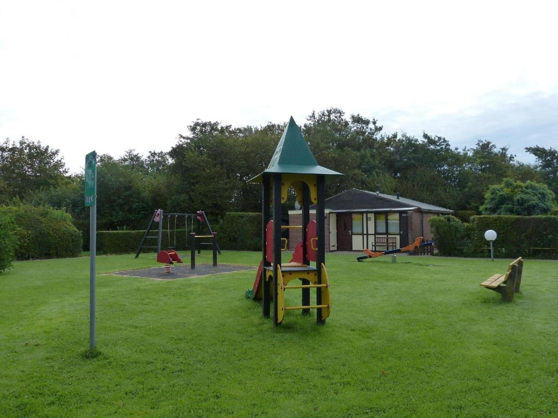Ferienbungalow mit Terrasse in einem kleinen Ferienpark mit See view 3