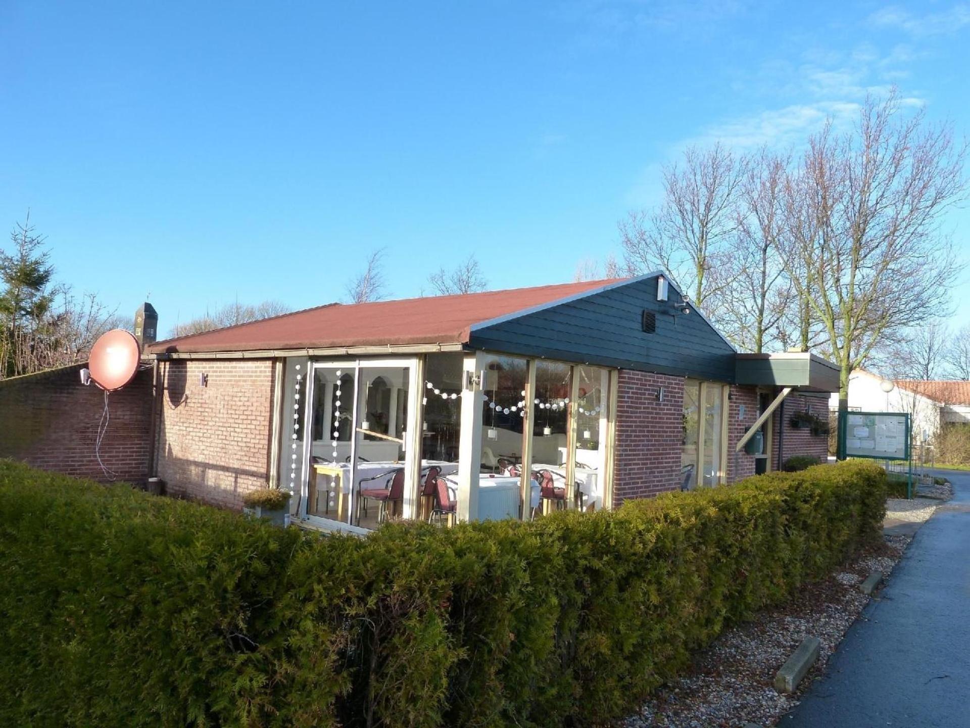 Ferienbungalow mit Terrasse in einem kleinen Ferienpark mit See view 4