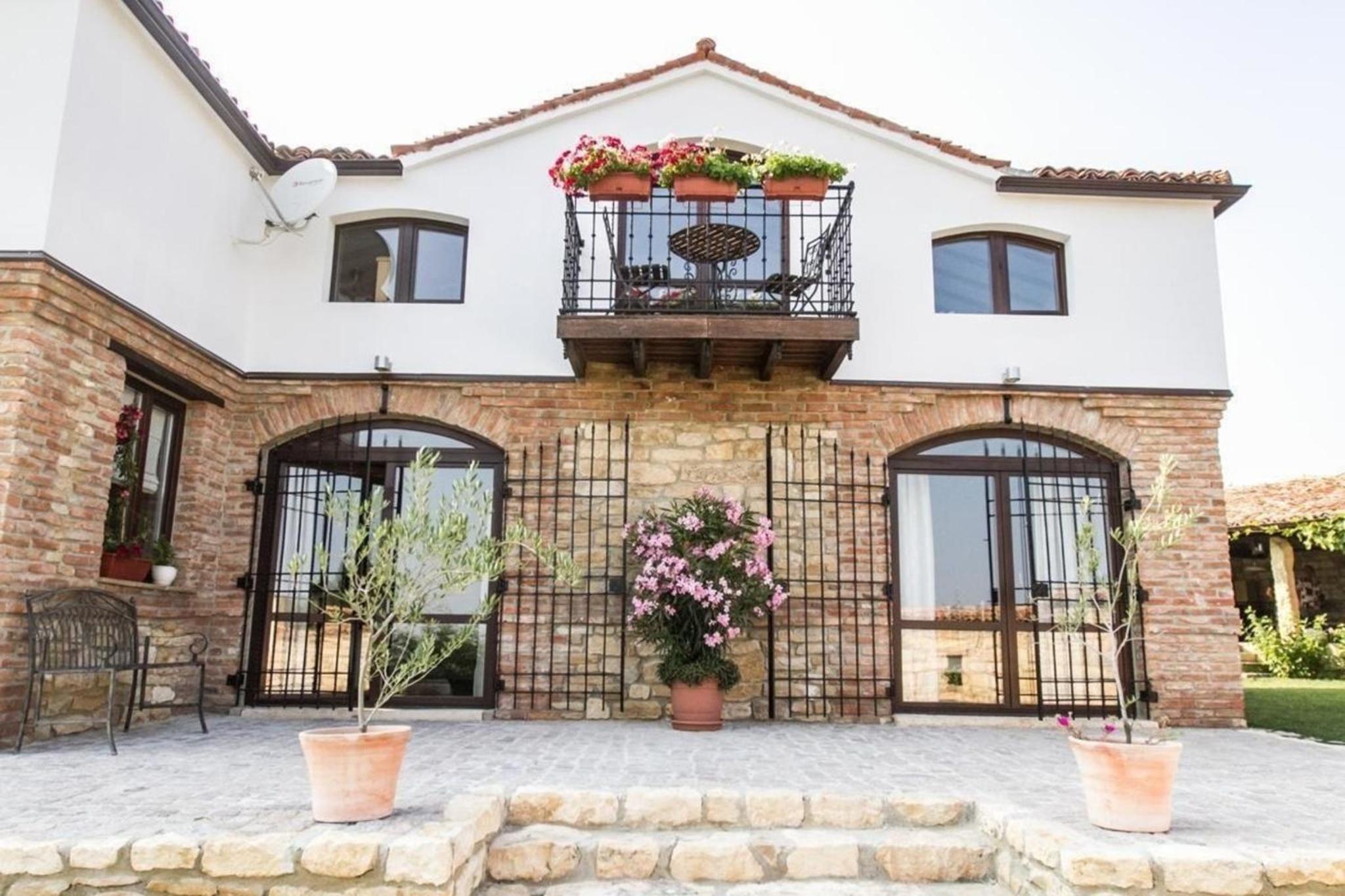 Ferienhaus auf zwei Etagen, mit Garten und überdachtem Grillplatz