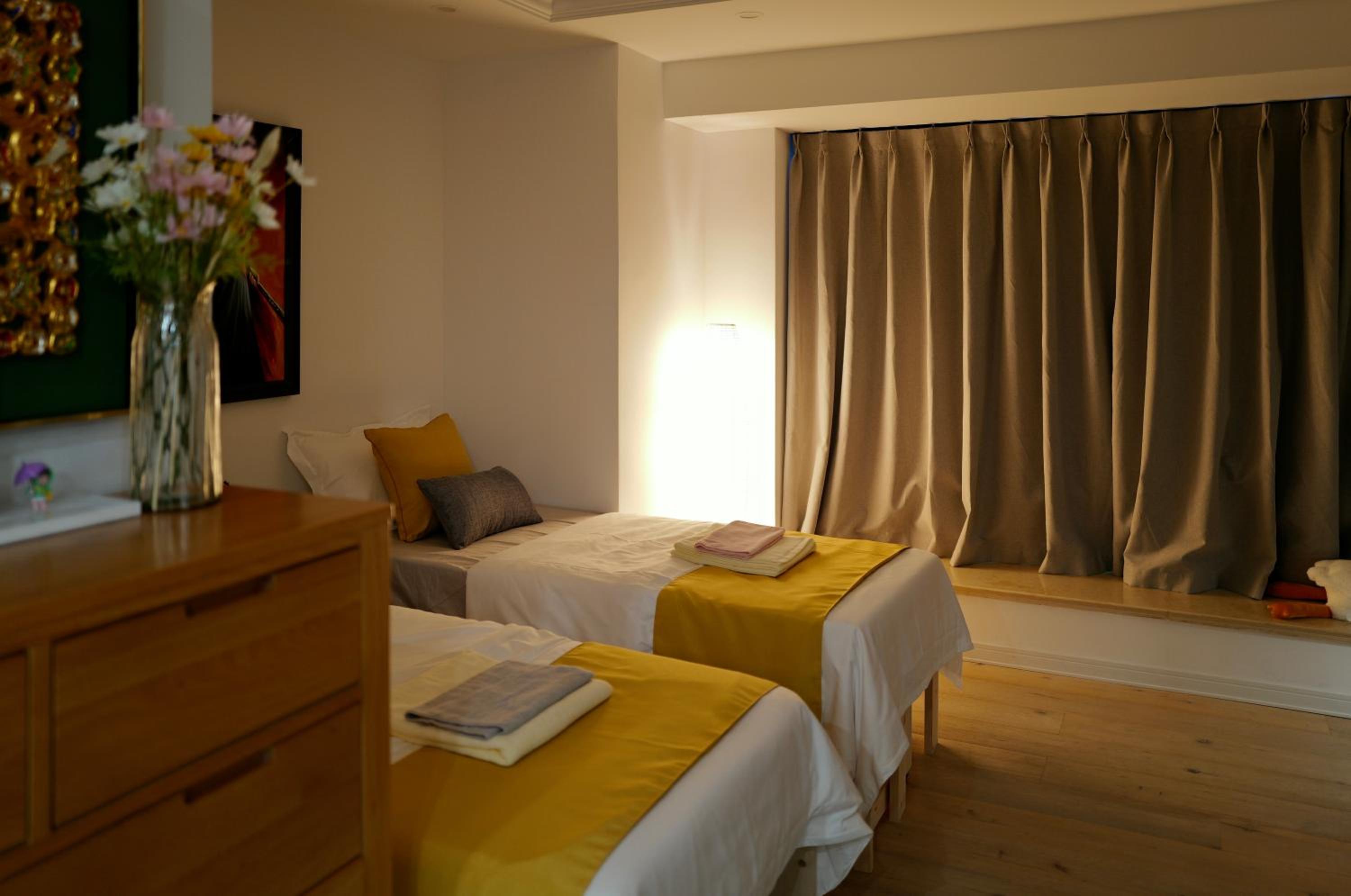 J'an golden room