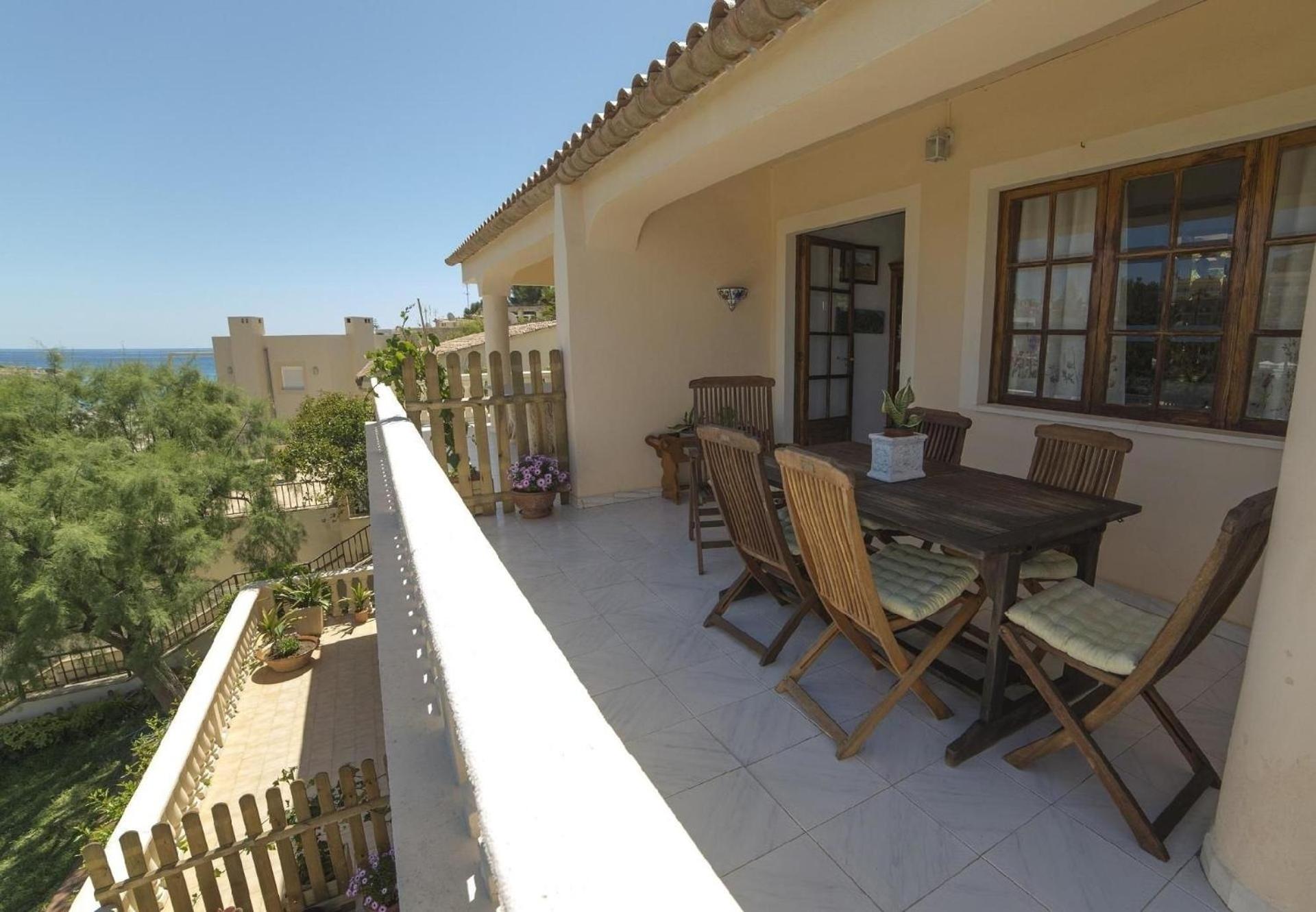 Geräumiges Ferienhaus mit Terrasse und Meerblick
