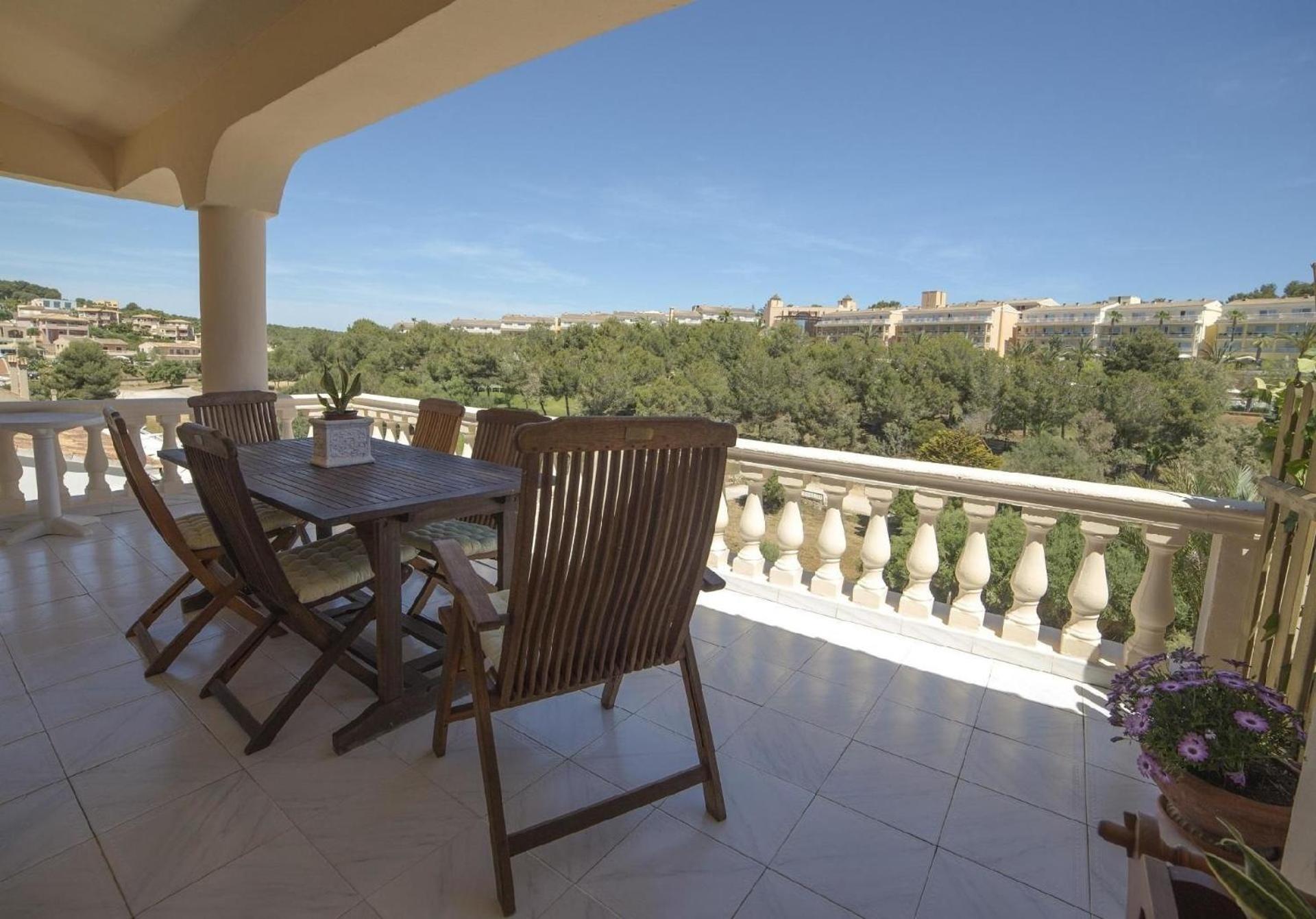 Geräumiges Ferienhaus mit Terrasse und Meerblick