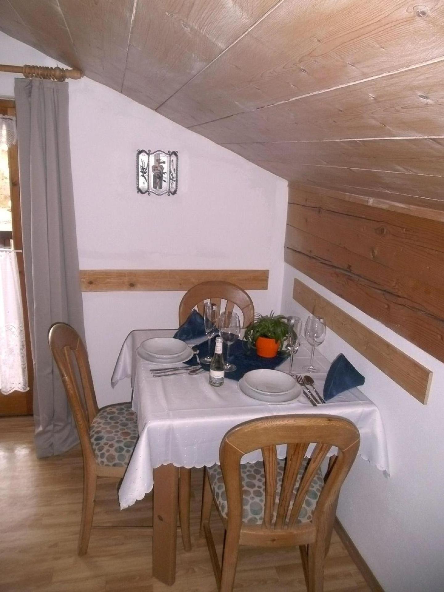 Dachgeschosswohnung Mit Toller Aussicht Vom Balkon
