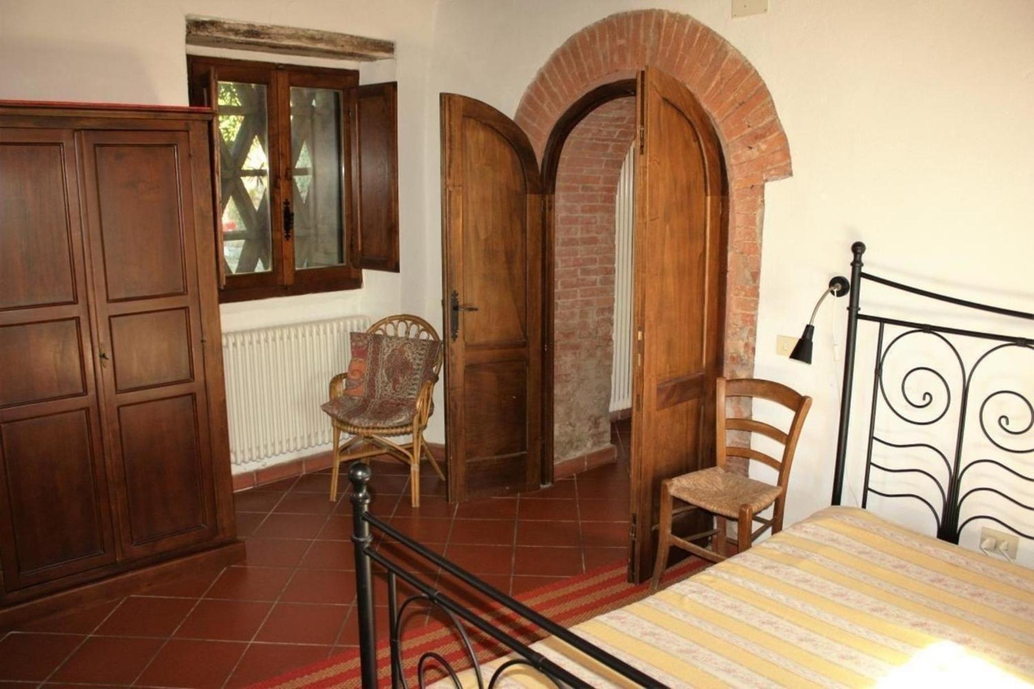Toskana-Ferienwohnung mit Pool auf Weinberghügel