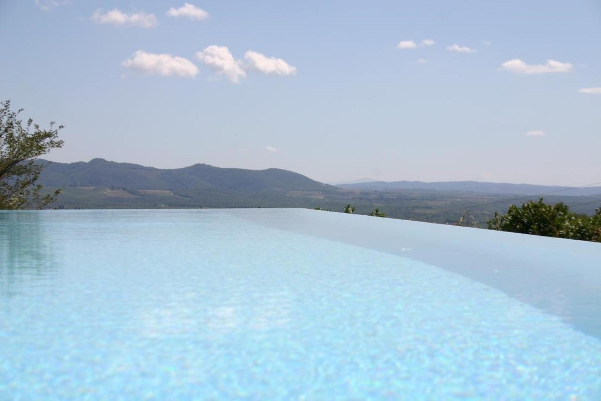 Toskana-Ferienwohnung mit Pool auf Weinberghügel