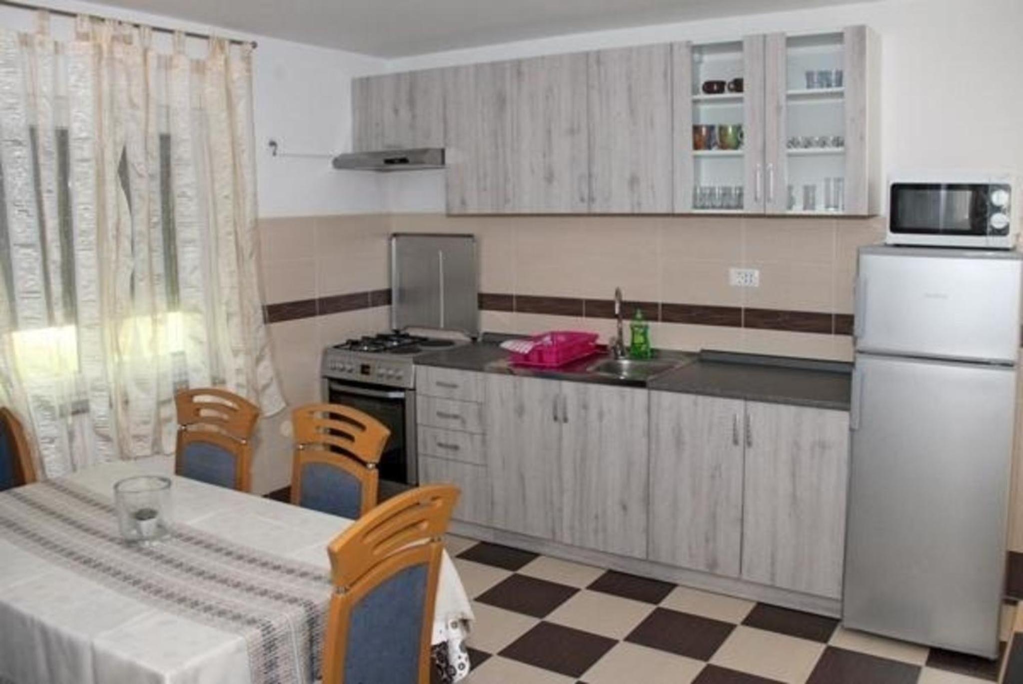 Helle Ferienwohnung im Souterrain mit Gartennutzung