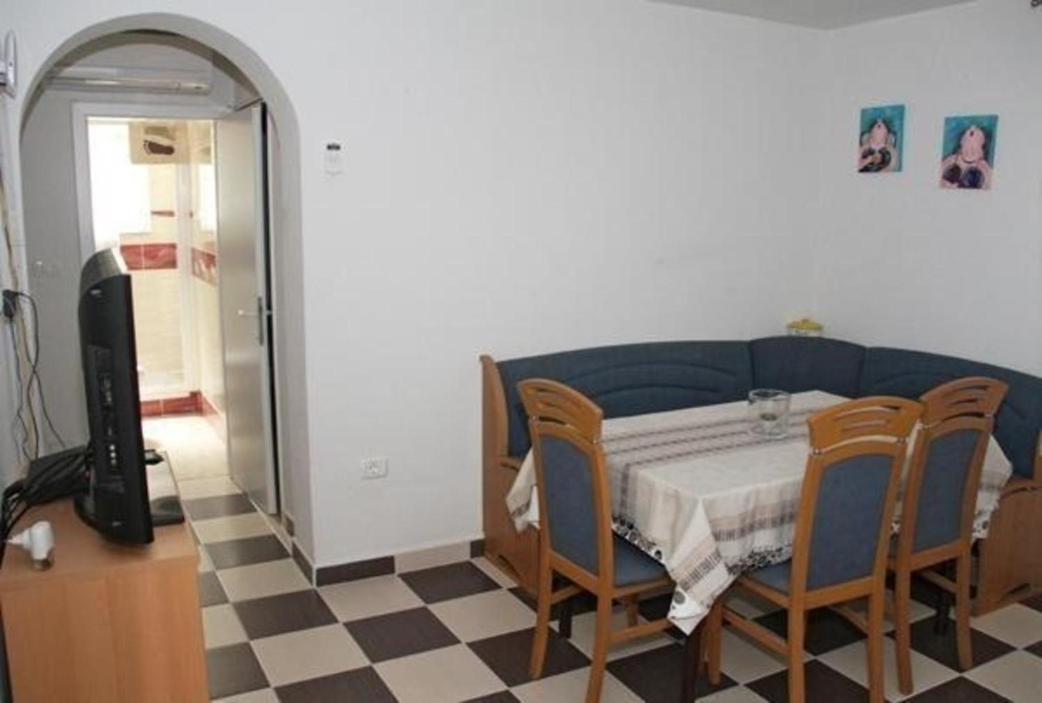 Helle Ferienwohnung im Souterrain mit Gartennutzung