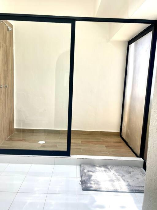 Deco5B Spacious Downtown Studio