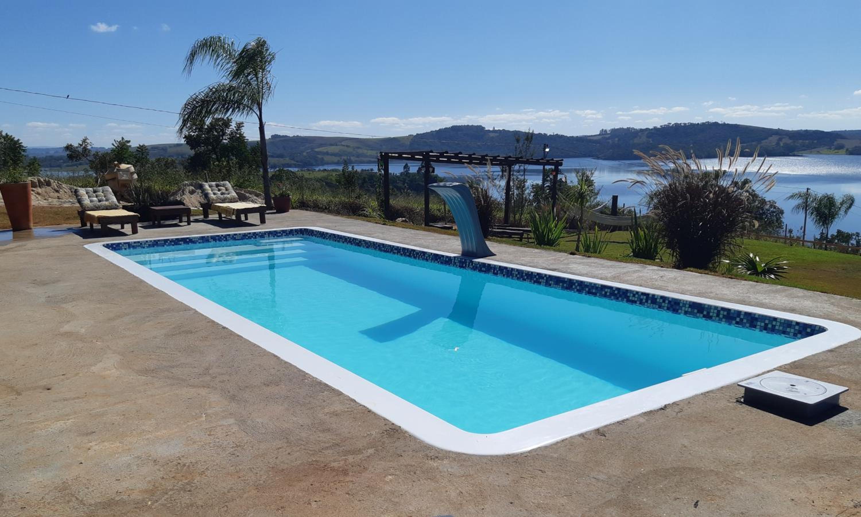 Casa em ponto turístico de Carrancas, com PISCINA, VISTA de Cinema, 3 Suítes, cozinha EQUIPADA, NATUREZA exuberante, acesso à represa