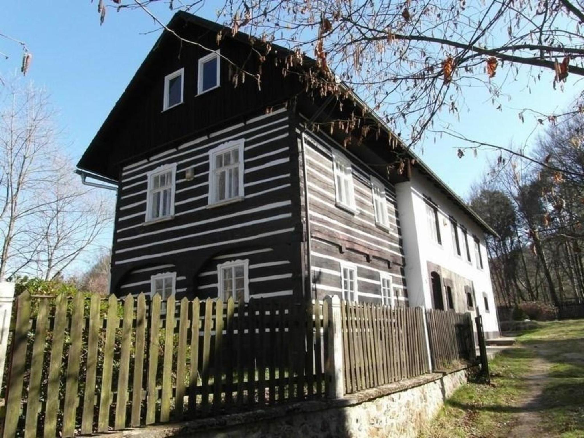 Traditionelles Haus, umgeben von Wäldern in Ralsko