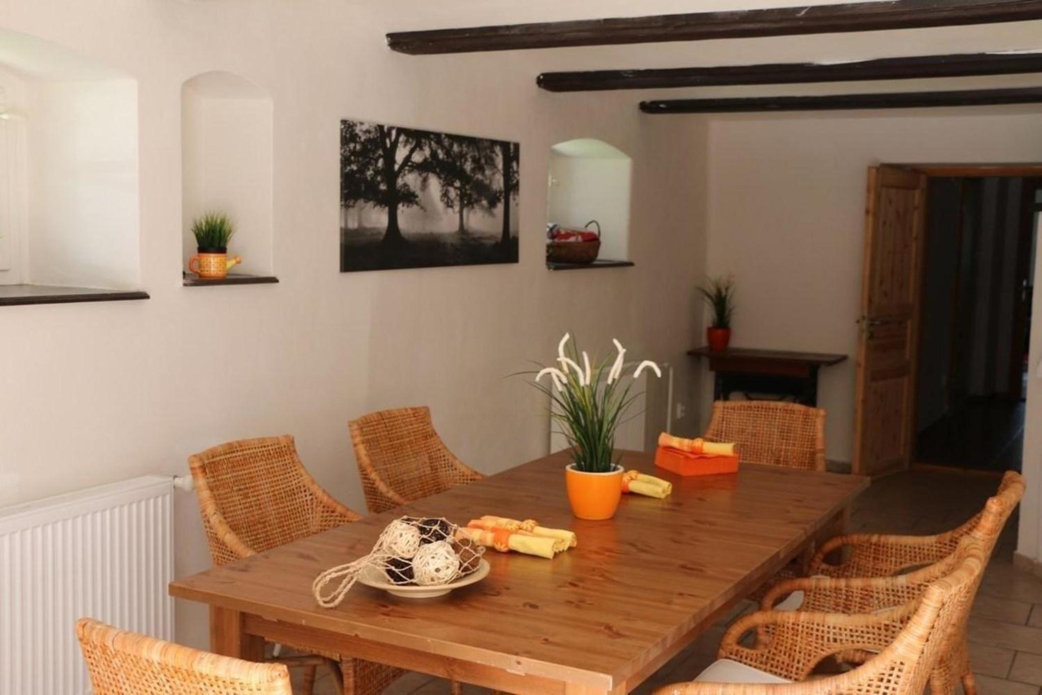 Traditionelles Haus, umgeben von Wäldern in Ralsko