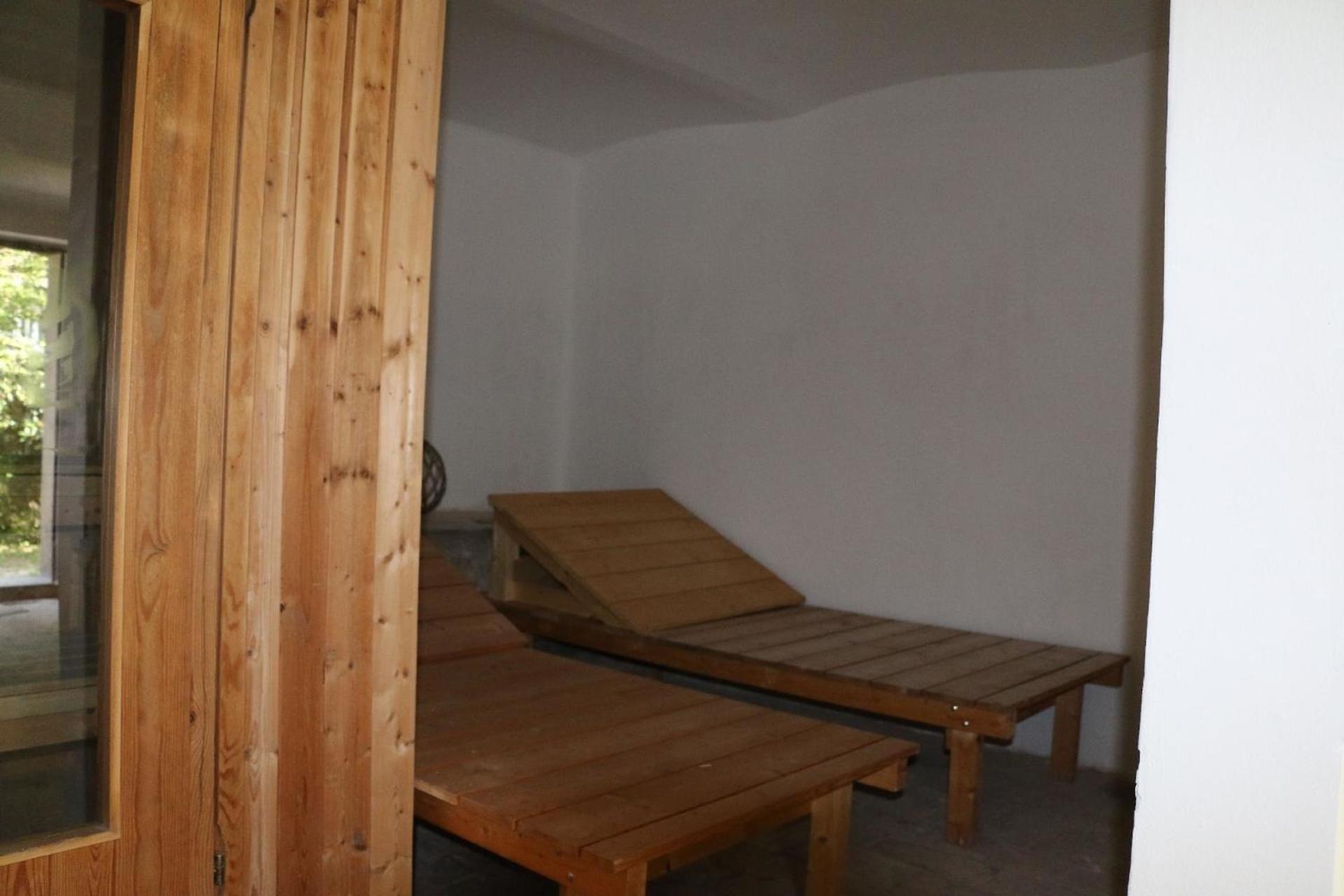 Traditionelles Haus, umgeben von Wäldern in Ralsko