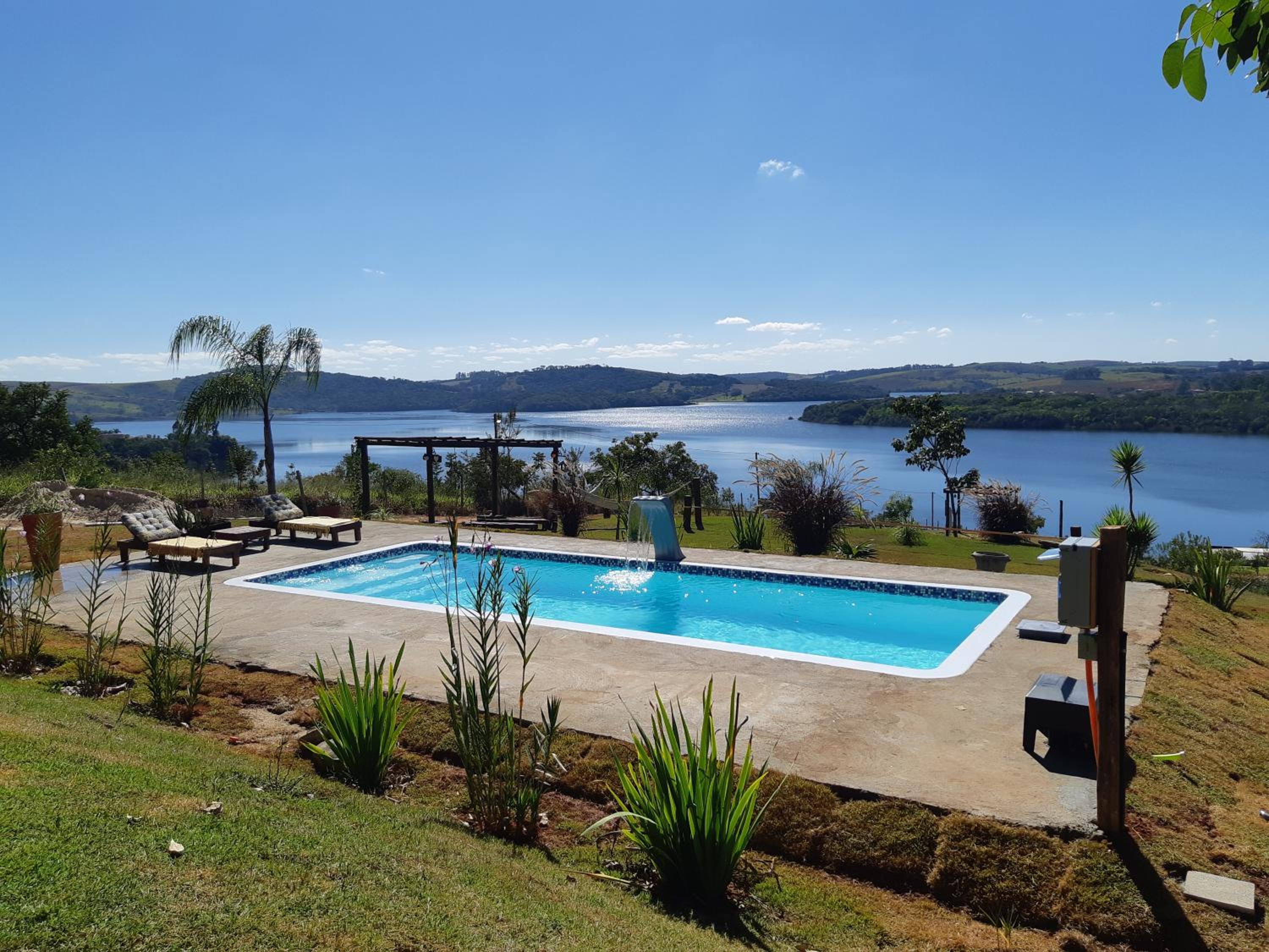 Casa em ponto turístico de Carrancas, com PISCINA, VISTA de Cinema, 3 Suítes, cozinha EQUIPADA, NATUREZA exuberante, acesso à represa