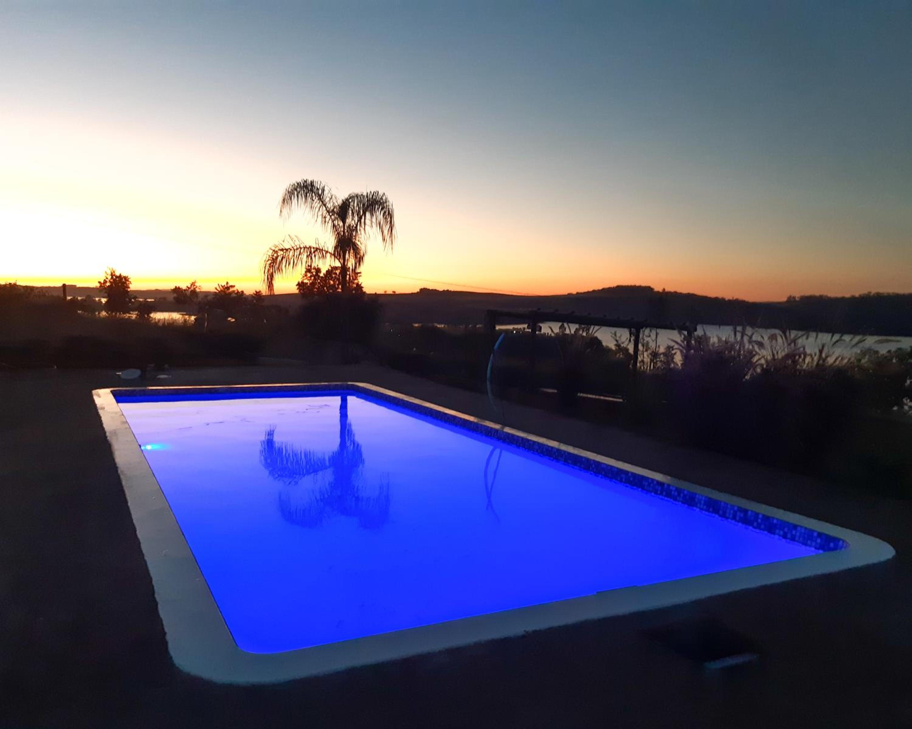 Casa em ponto turístico de Carrancas, com PISCINA, VISTA de Cinema, 3 Suítes, cozinha EQUIPADA, NATUREZA exuberante, acesso à represa