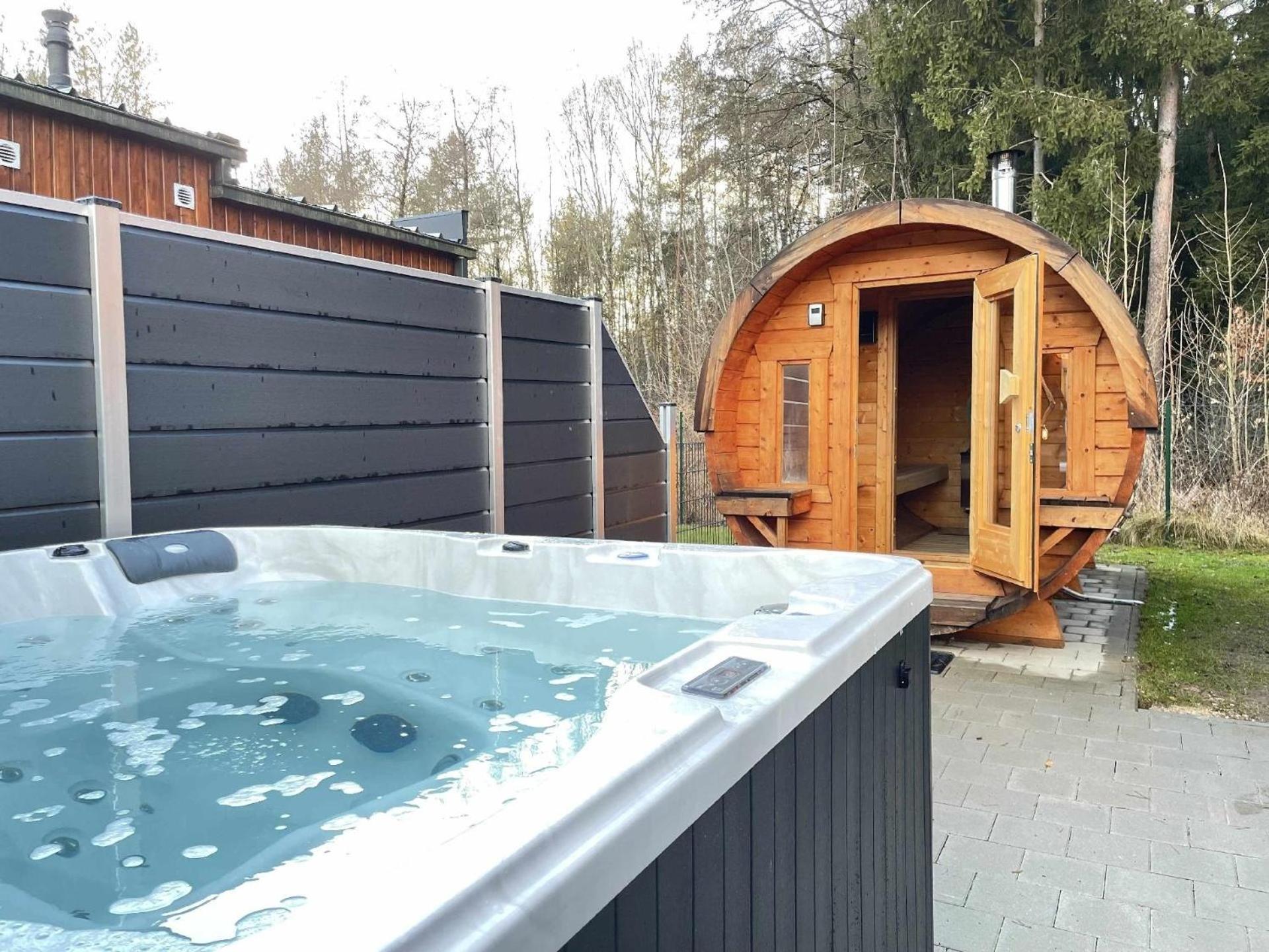 Nettes Ferienhaus in Wackersdorf mit Sauna, Grill und Whirlpool