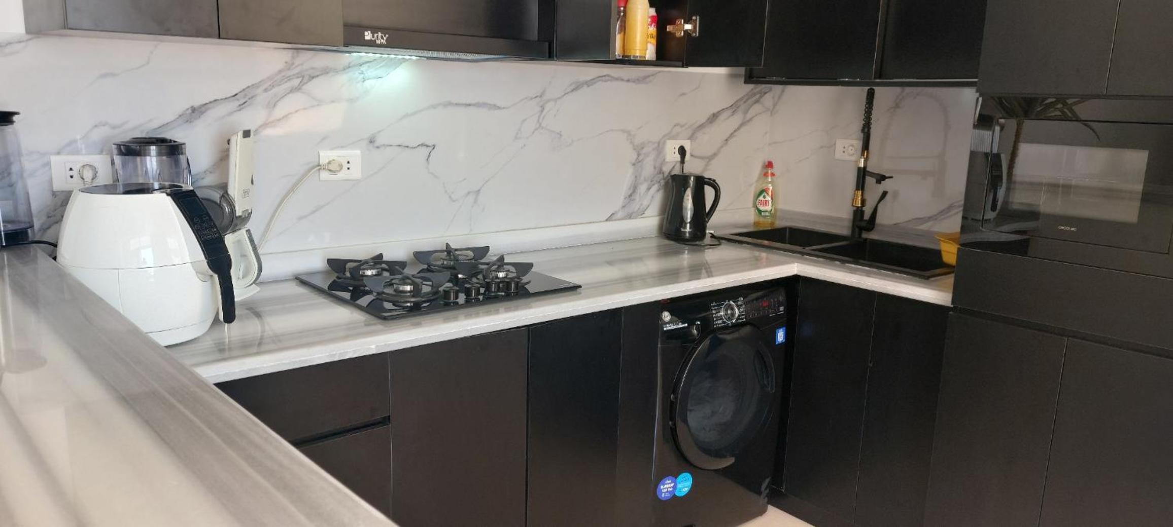 Luxe flat met privé strand en zwembaden