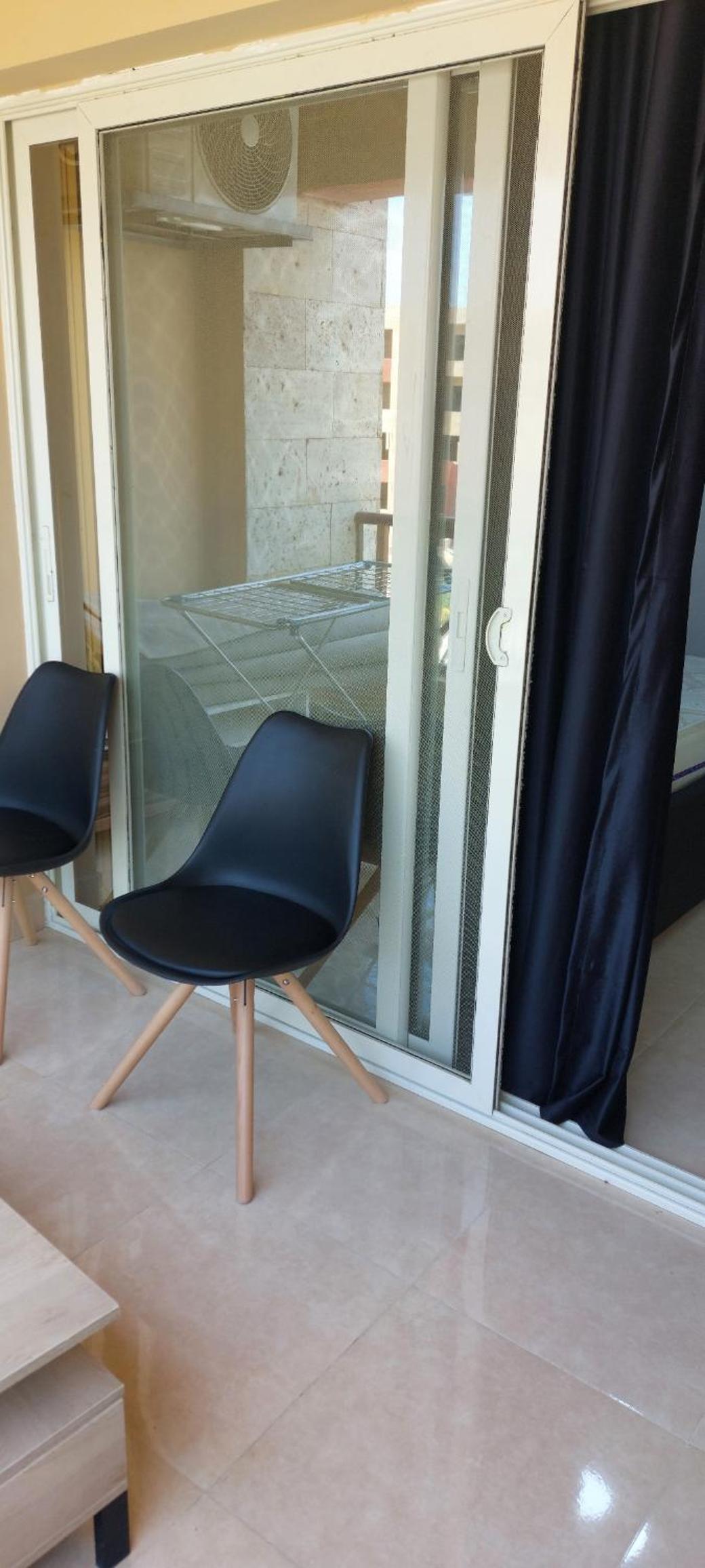 Luxe flat met privé strand en zwembaden