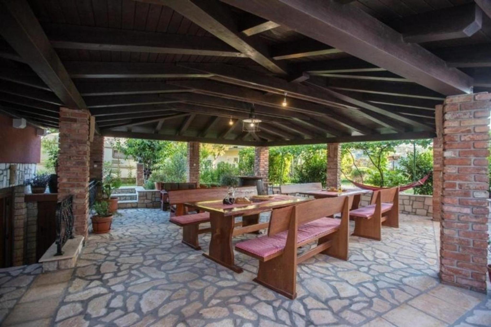 Geräumige Wohnung in Lopar mit Terrasse, Grill und Garten