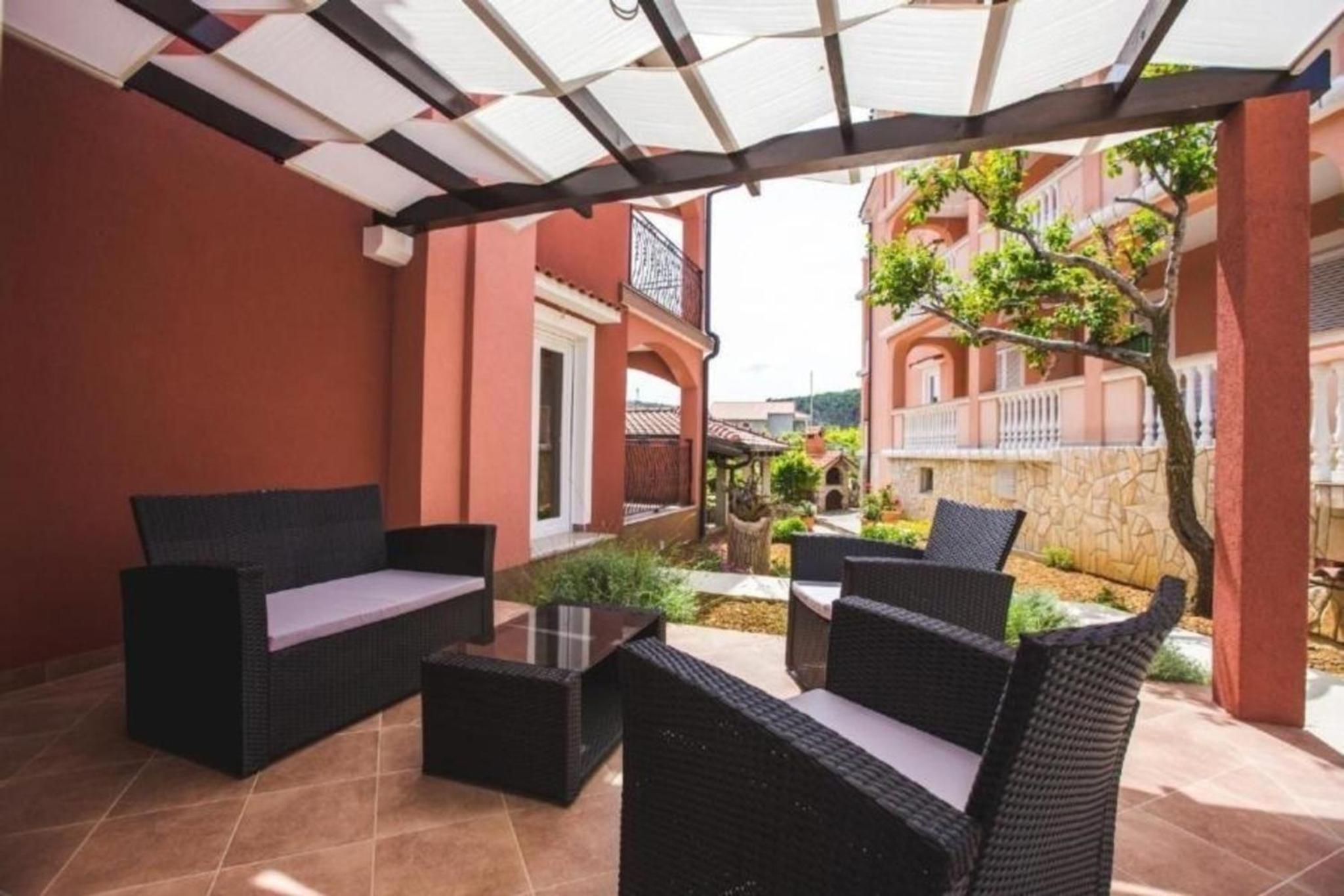 Geräumige Wohnung in Lopar mit Terrasse, Grill und Garten
