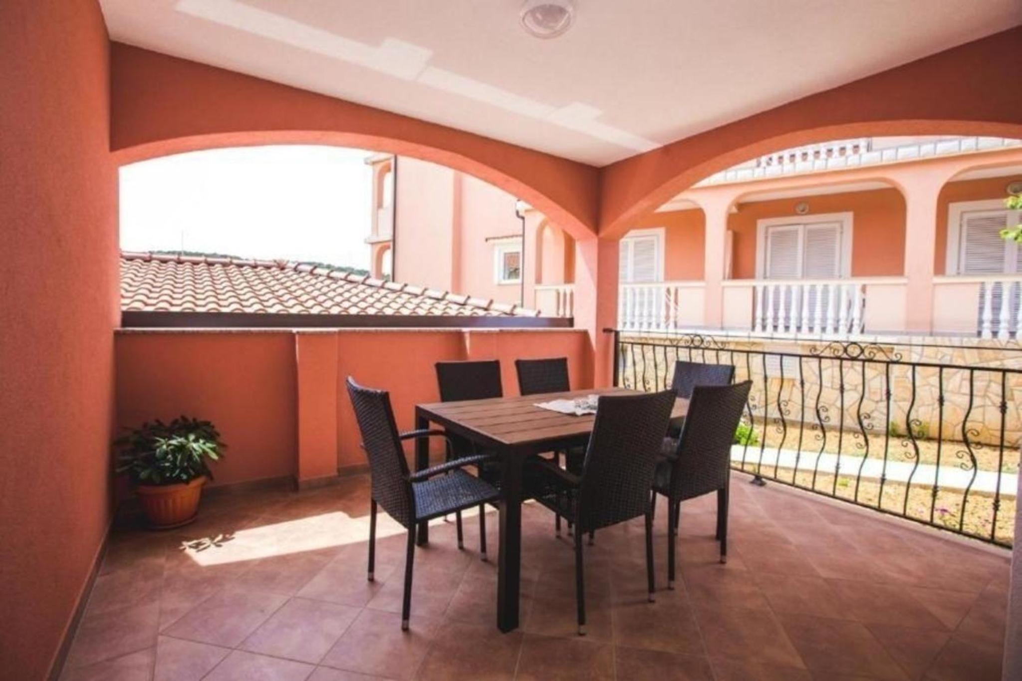 Geräumige Wohnung in Lopar mit Terrasse, Grill und Garten