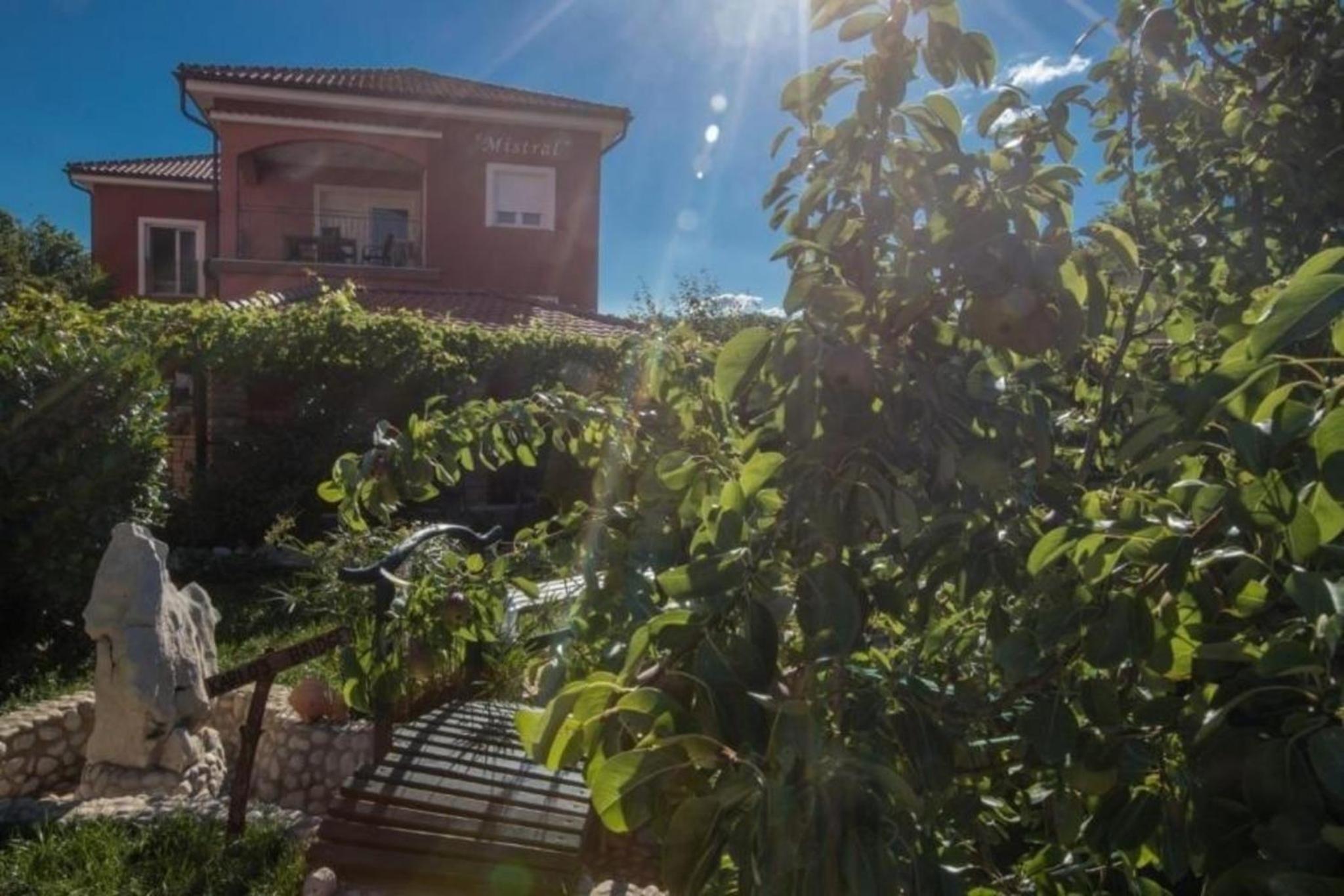 Geräumige Wohnung in Lopar mit Terrasse, Grill und Garten