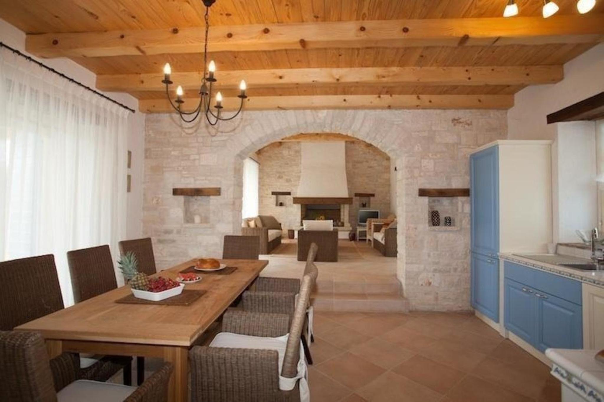Hochwertig ausgestattete Ferienvilla mit großem Garten- und Poolbereich view 2