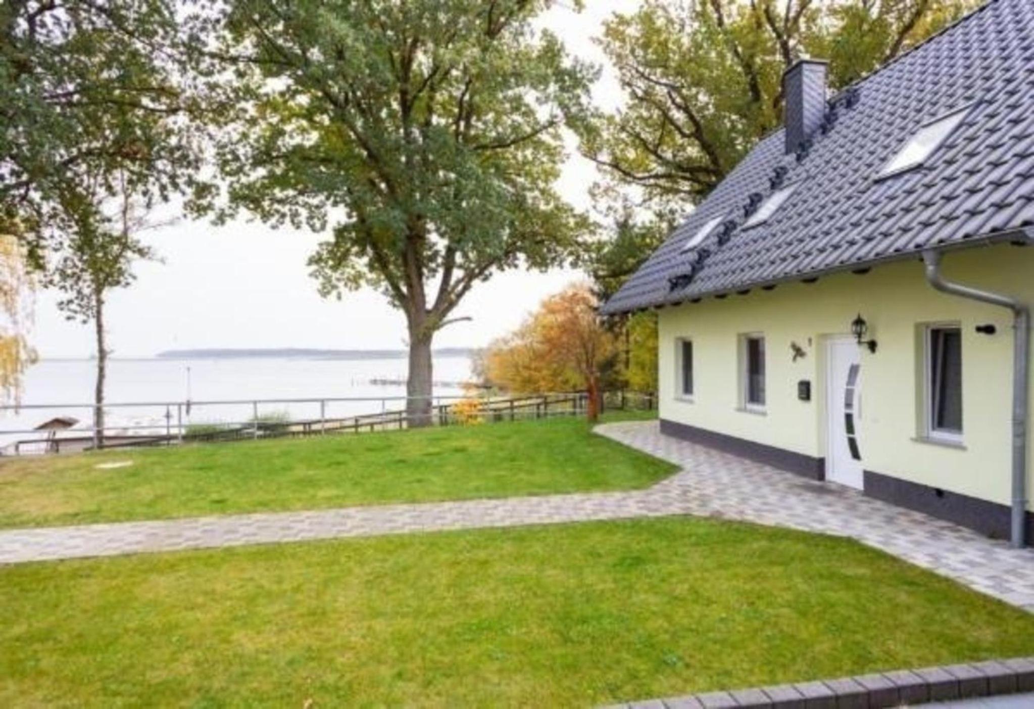 Ferienwohnung in RöbelMüritz mit Grill und Terrasse und Seeblick