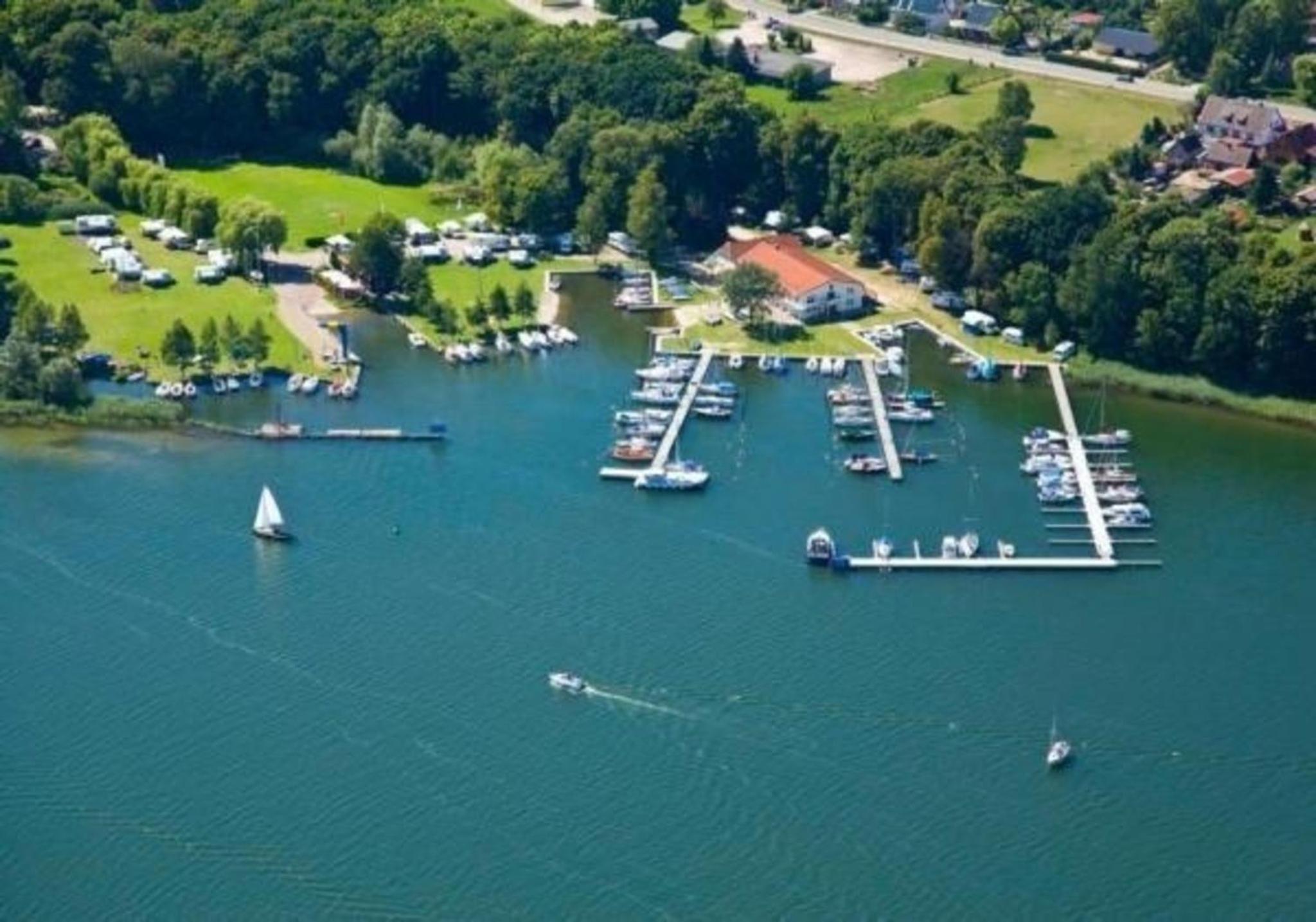 Ferienwohnung in RöbelMüritz mit Grill und Terrasse und Seeblick